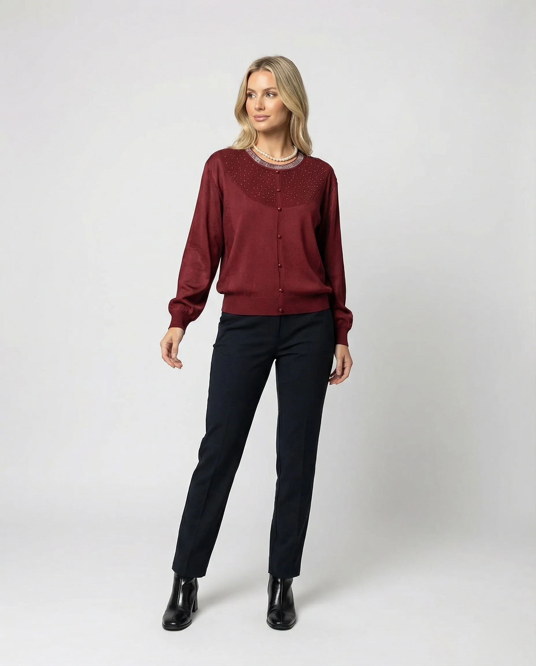 Damen Activewear fein gestrickte Rundhalsbluse mit Satinärmeln und Perlendekor sowie Zierknopfleiste Heidi Mode - Image 3