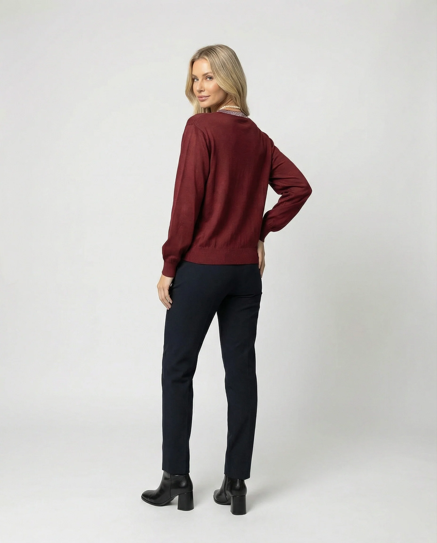 Damen Activewear fein gestrickte Rundhalsbluse mit Satinärmeln und Perlendekor sowie Zierknopfleiste Heidi Mode - Image 4