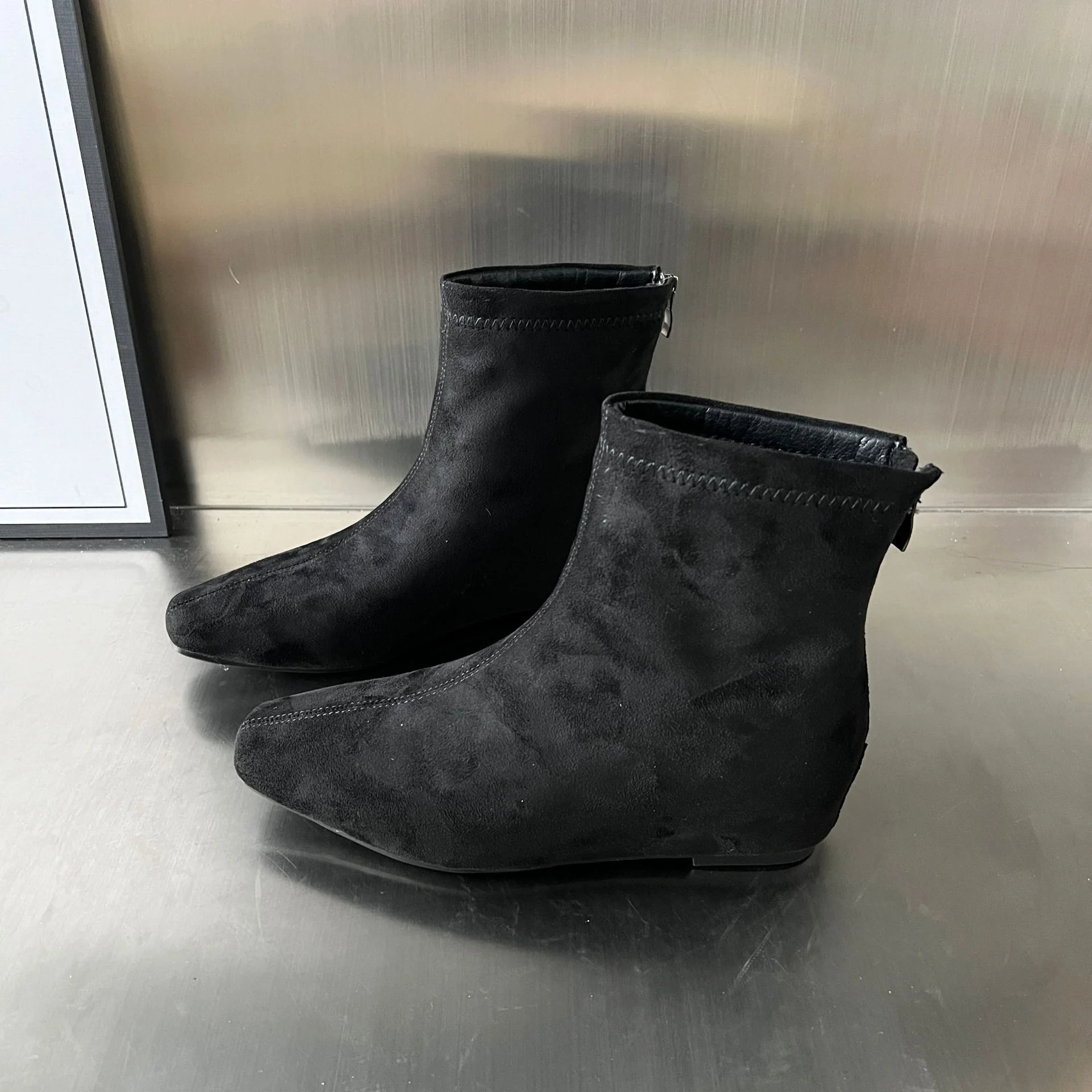 Damen Ankle Boots aus hochwertigem Wildleder mit dekorativem Reißverschluss Heidi Mode - Image 2