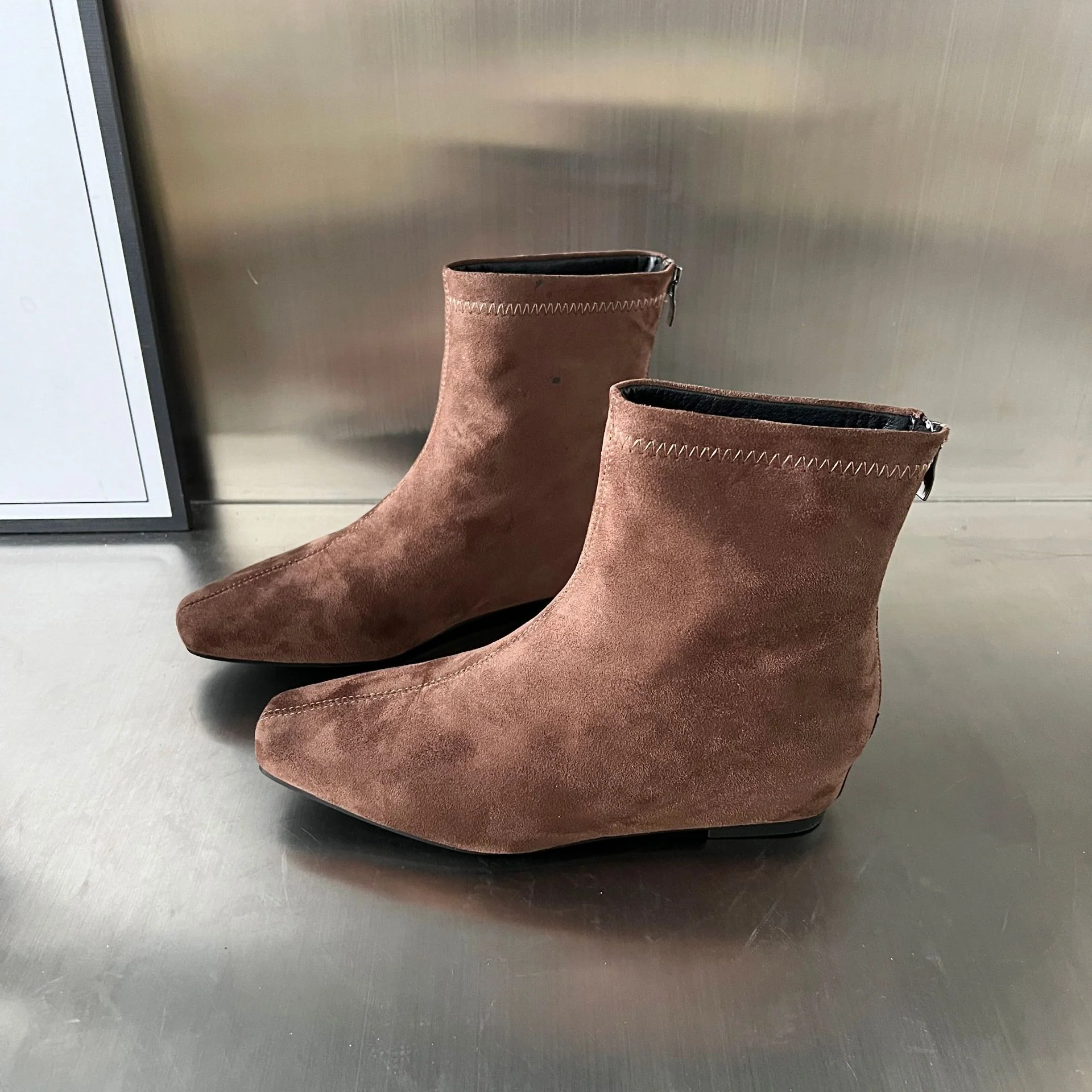 Damen Ankle Boots aus hochwertigem Wildleder mit dekorativem Reißverschluss Heidi Mode - Image 3