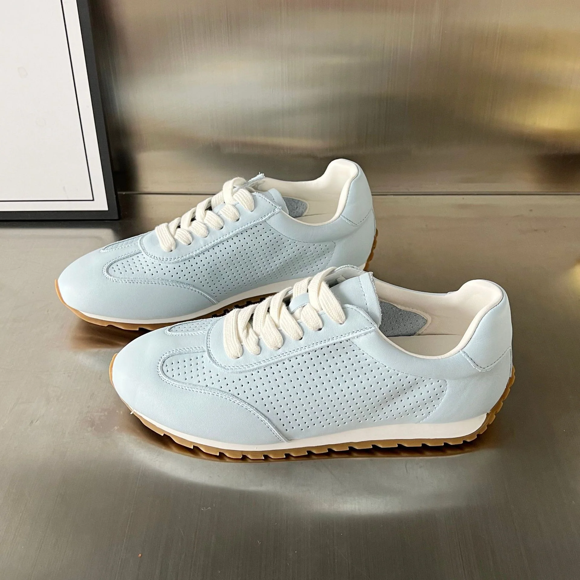 Damen Atmungsaktive Modische Sneakers mit perforierter Oberfläche und rutschfester Sohle Heidi Mode - Image 3