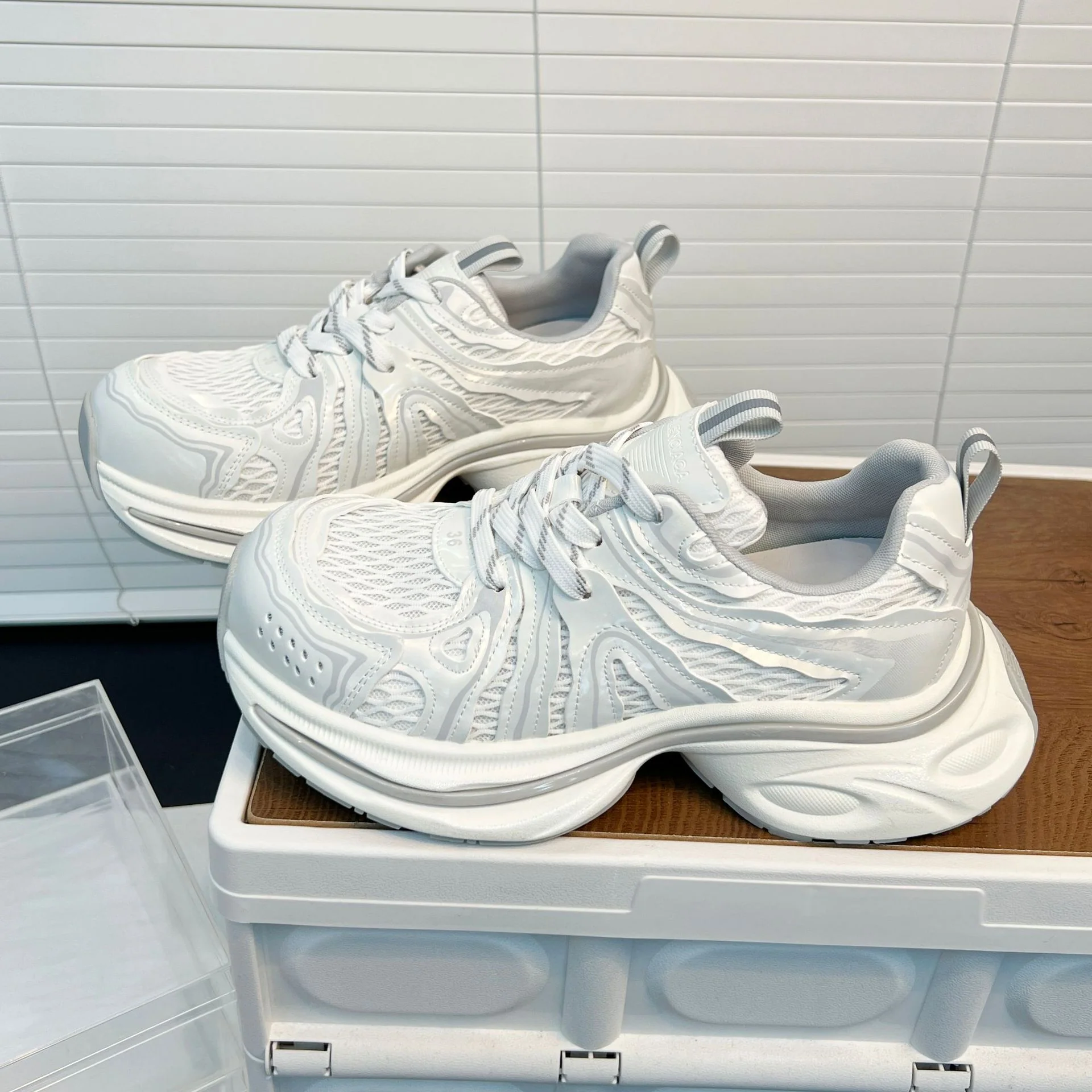 Damen Atmungsaktive Sneakers mit innovativem Dämpfungssystem und futuristischem Design Heidi Mode - Image 2