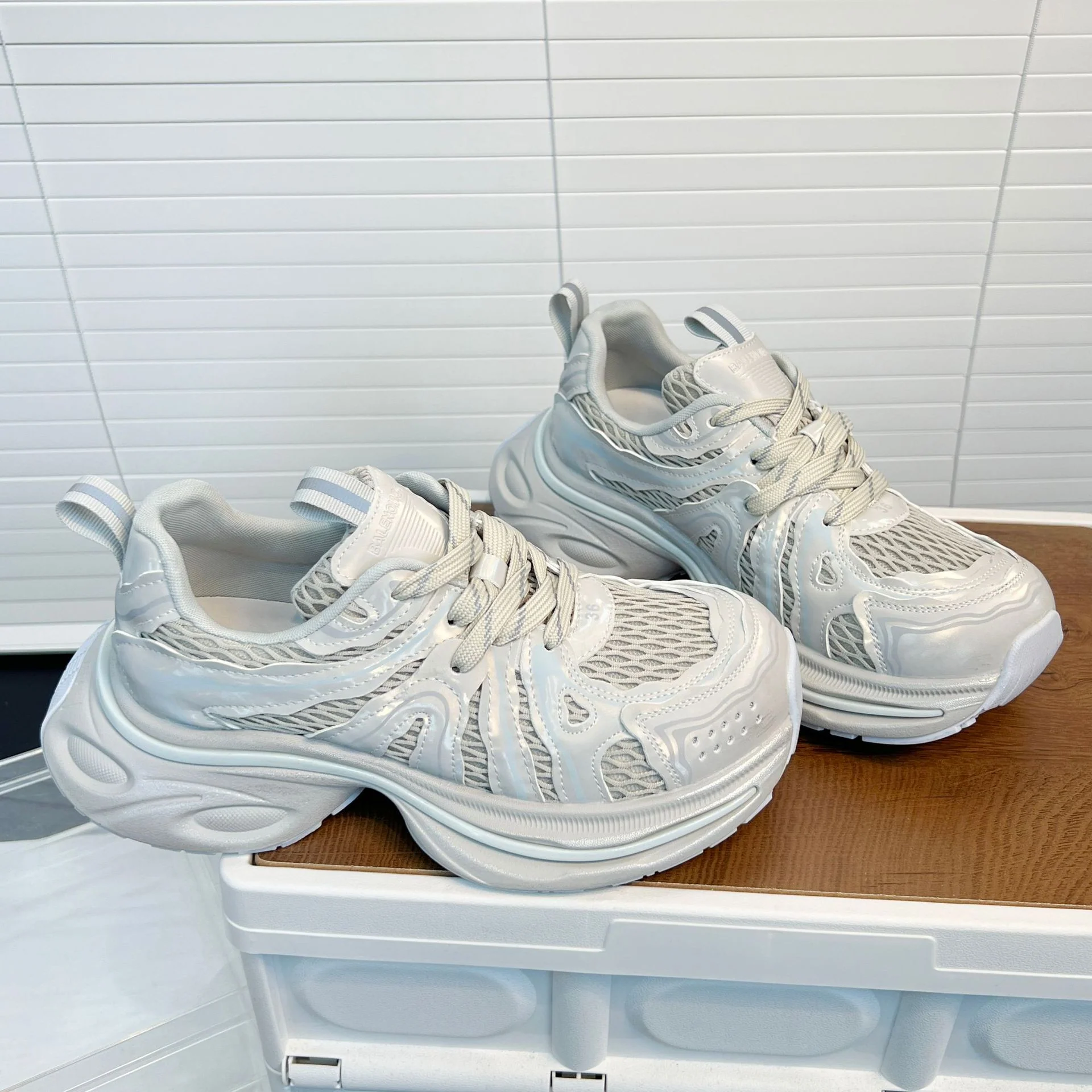 Damen Atmungsaktive Sneakers mit innovativem Dämpfungssystem und futuristischem Design Heidi Mode - Image 4