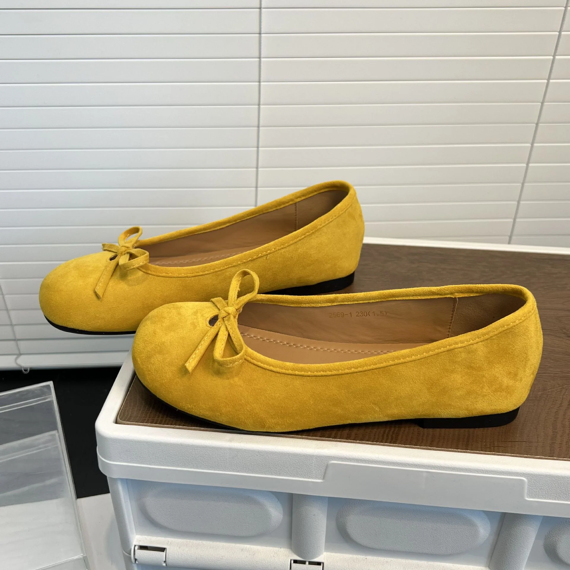 Damen Ballerinas aus weichem Wildleder mit dekorativem Schleifenakzent Heidi Mode
