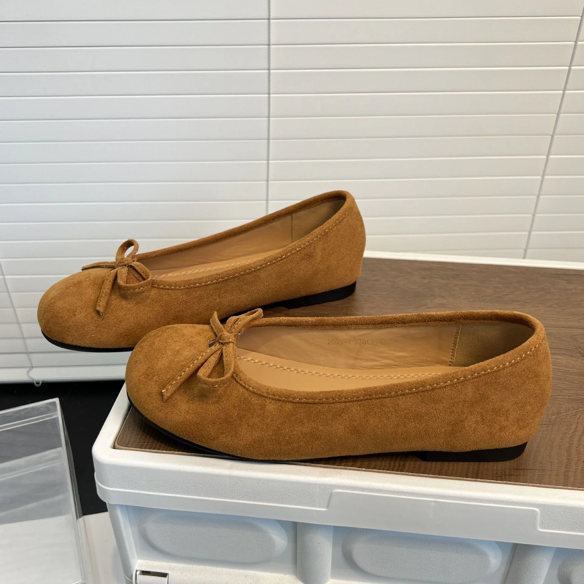 Damen Ballerinas aus weichem Wildleder mit dekorativem Schleifenakzent Heidi Mode - Image 3