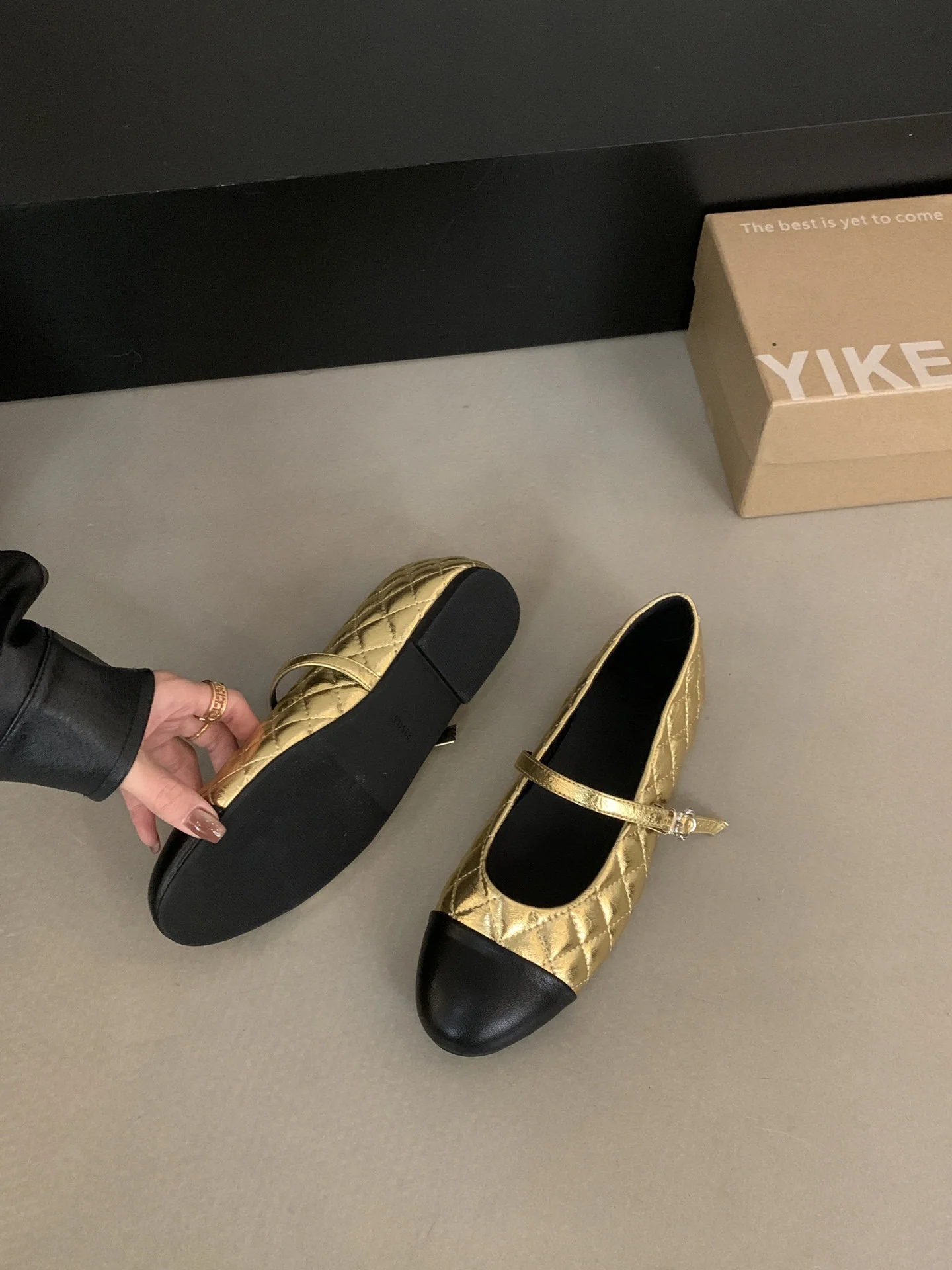 Damen Ballerinas mit elegantem Riemen und glänzendem Metallakzent Heidi Mode - Image 7