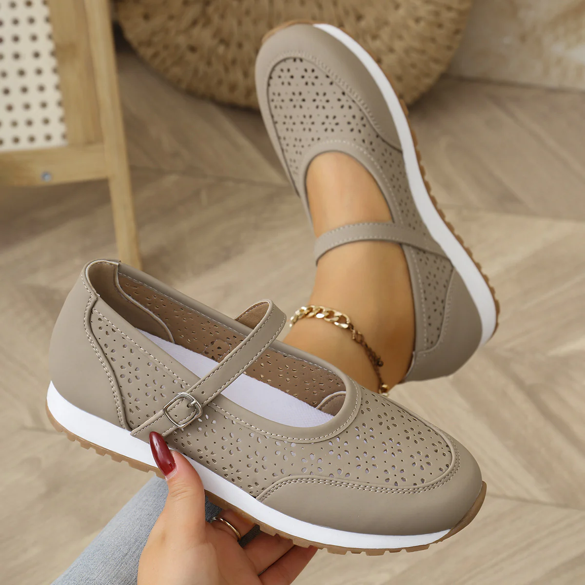 Damen Ballerinas mit elegantem Riemen und perforierter Oberflächenstruktur Heidi Mode