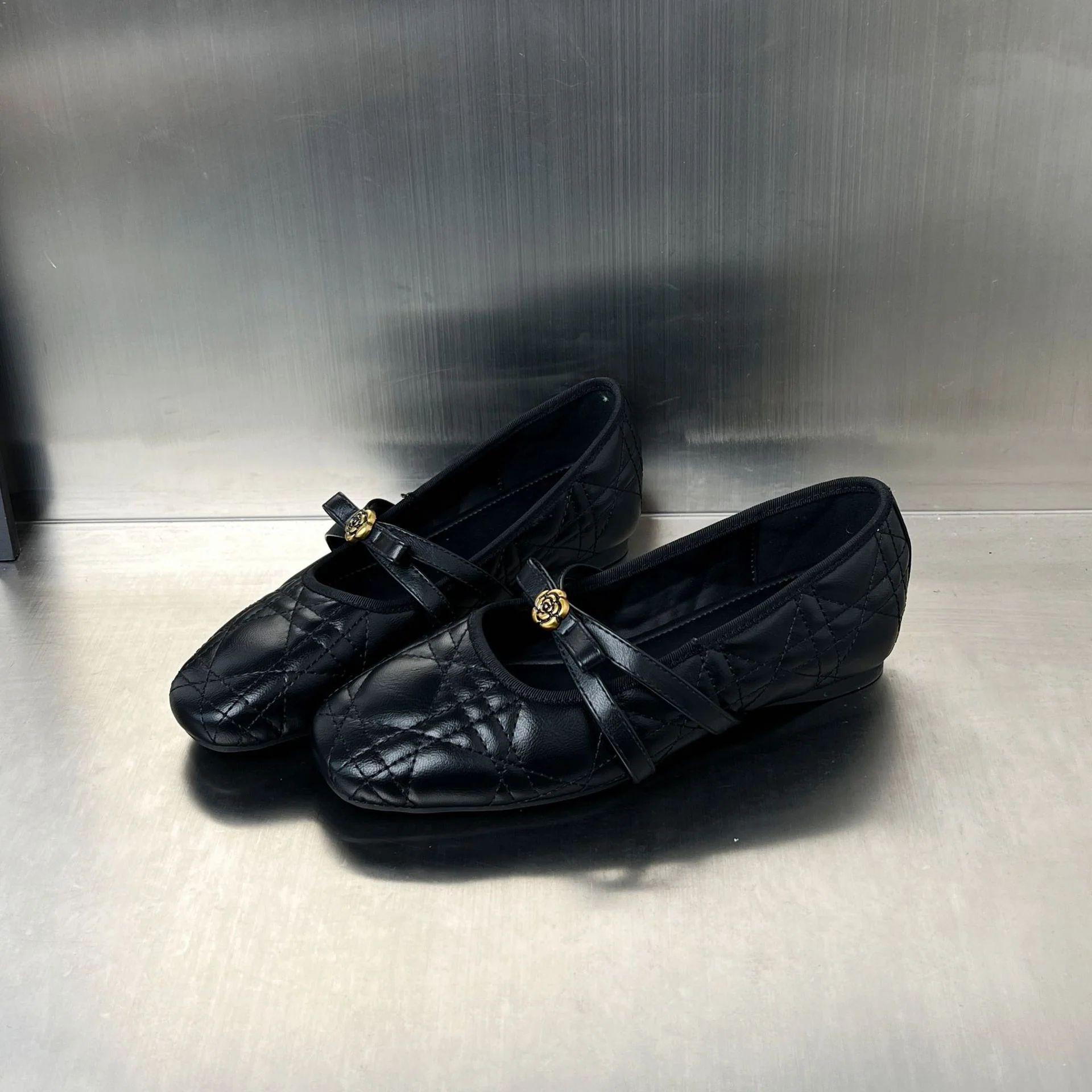 Damen Ballerinas mit elegantem Riemen und stilvollem Blumenmotiv Heidi Mode