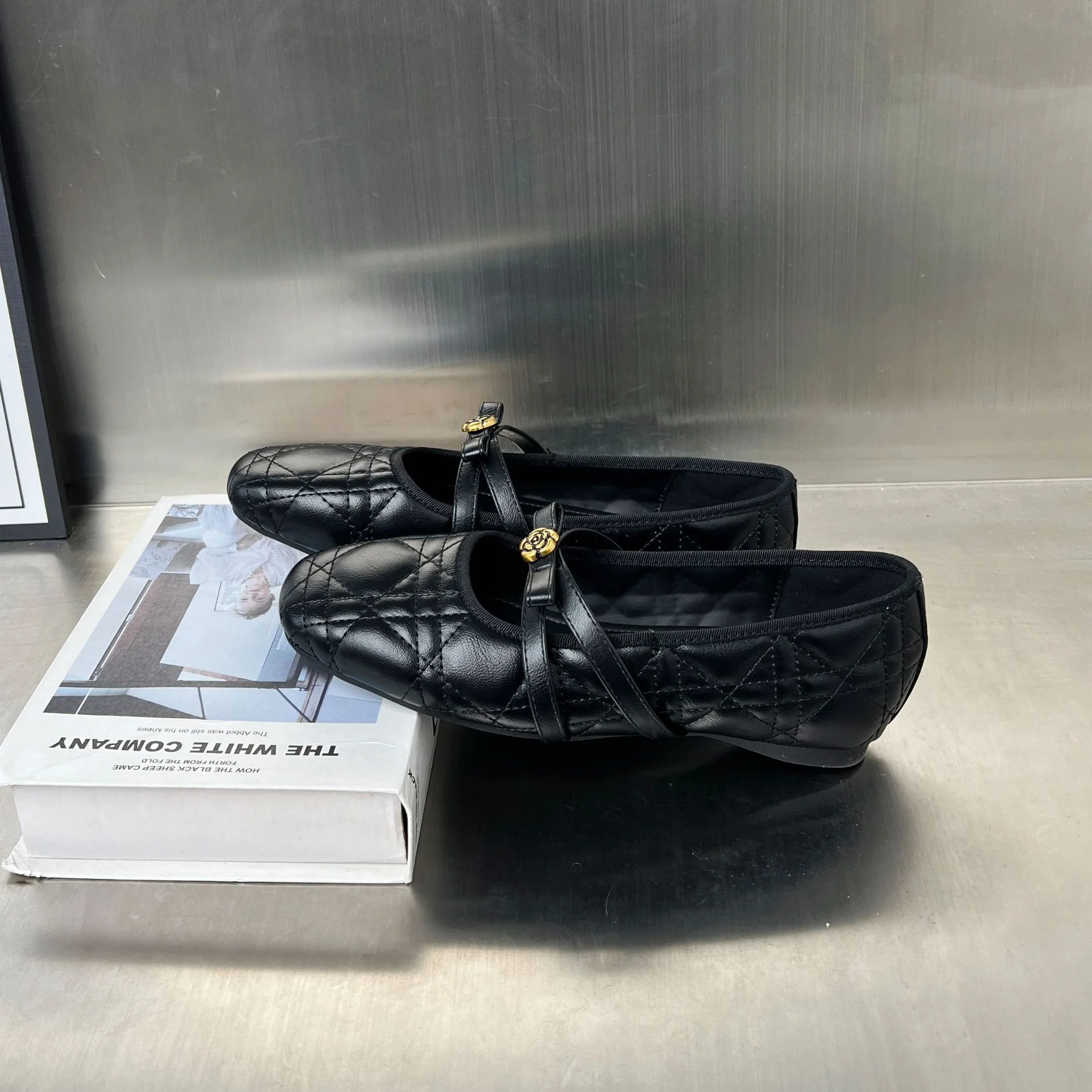 Damen Ballerinas mit elegantem Riemen und stilvollem Blumenmotiv Heidi Mode - Image 3