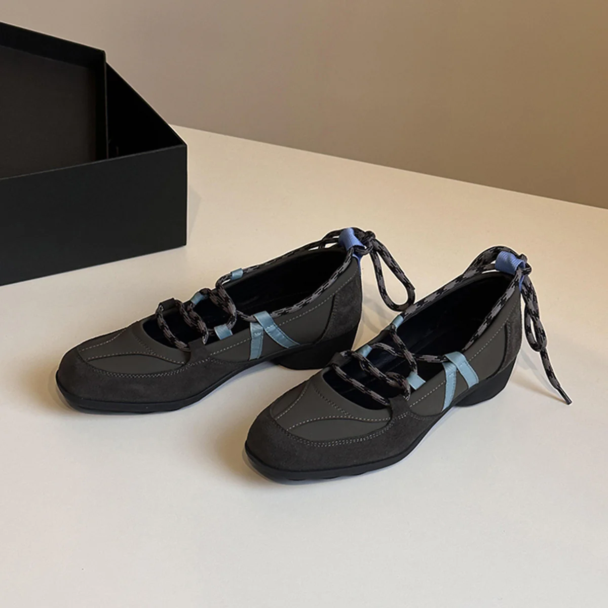 Damen bequeme Mokassins mit raffinierten Schnürdetails und komfortabler Sohle Heidi Mode - Image 2