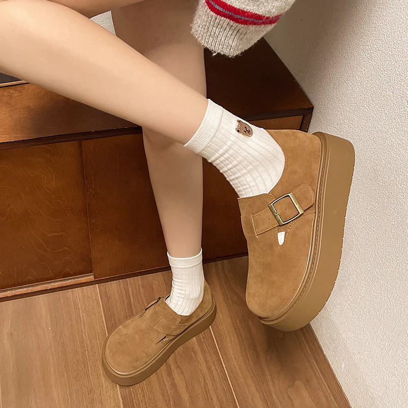 Damen Bequeme Plateau-Pantoletten mit verstellbarem Riemen und innenliegendem Fußbett Heidi Mode