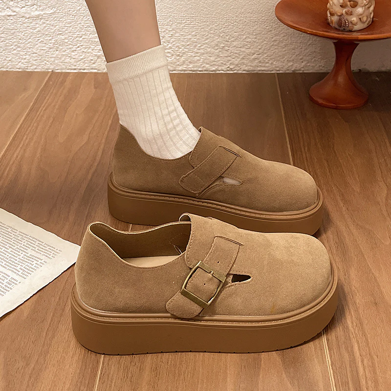 Damen Bequeme Plateau-Pantoletten mit verstellbarem Riemen und innenliegendem Fußbett Heidi Mode - Image 3