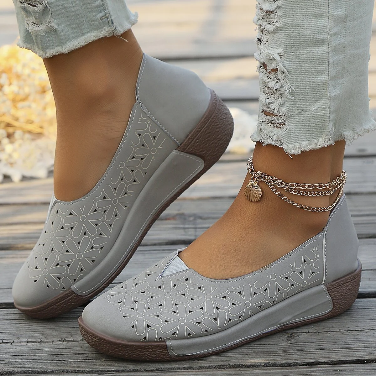 Damen Bequeme Slip-On Schuhe mit floraler Cut-Out-Optik Heidi Mode - Image 8