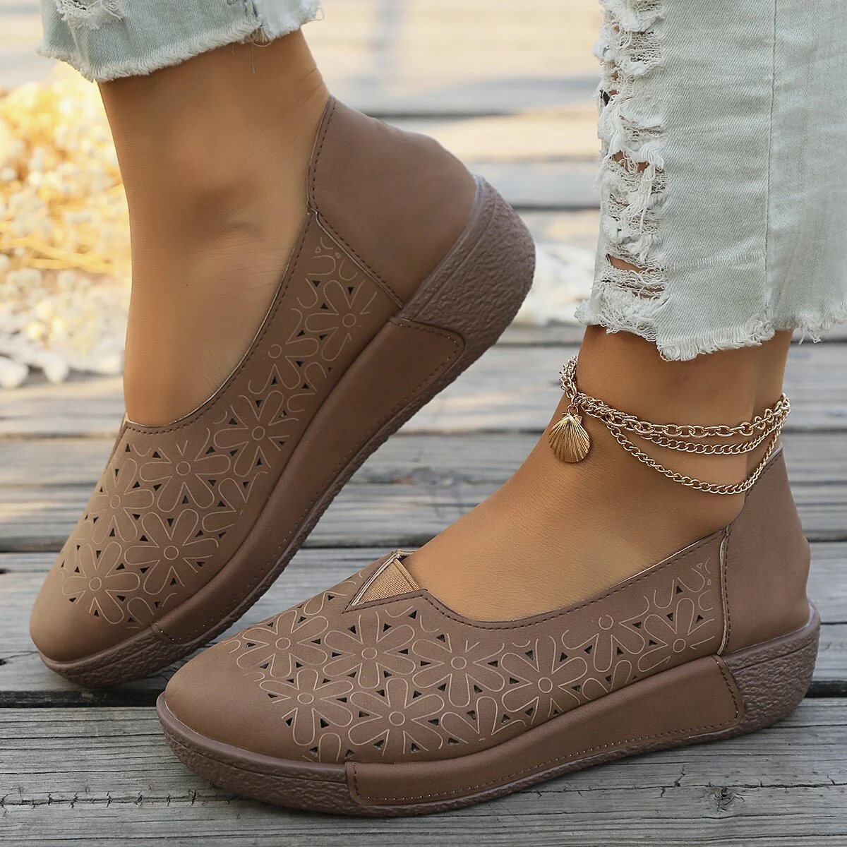 Damen Bequeme Slip-On Schuhe mit floraler Cut-Out-Optik Heidi Mode - Image 9