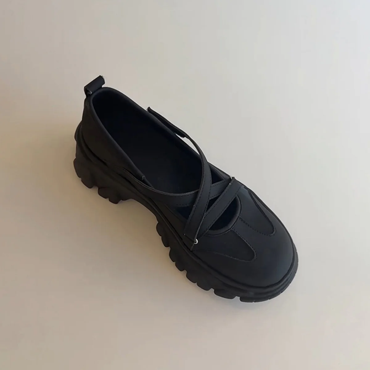 Damen Bequeme Slipper mit stylischem Kreuzband und dicker Profilsohle Heidi Mode - Image 6