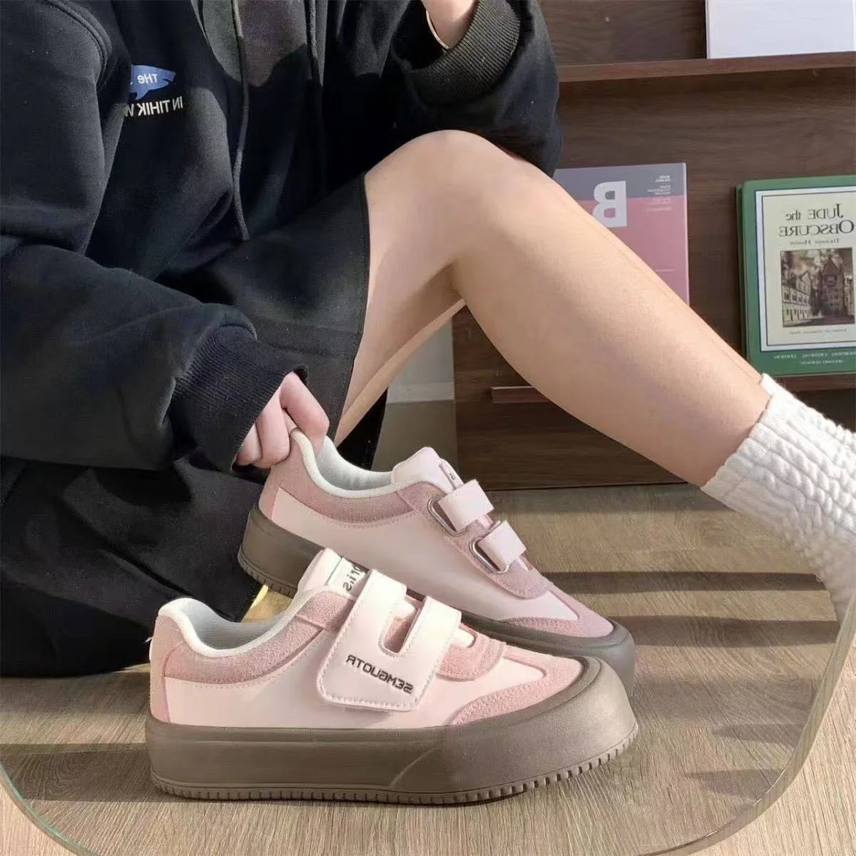 Damen Bequeme Sneaker mit doppeltem Klettverschluss und dämpfender Sohle Heidi Mode - Image 4