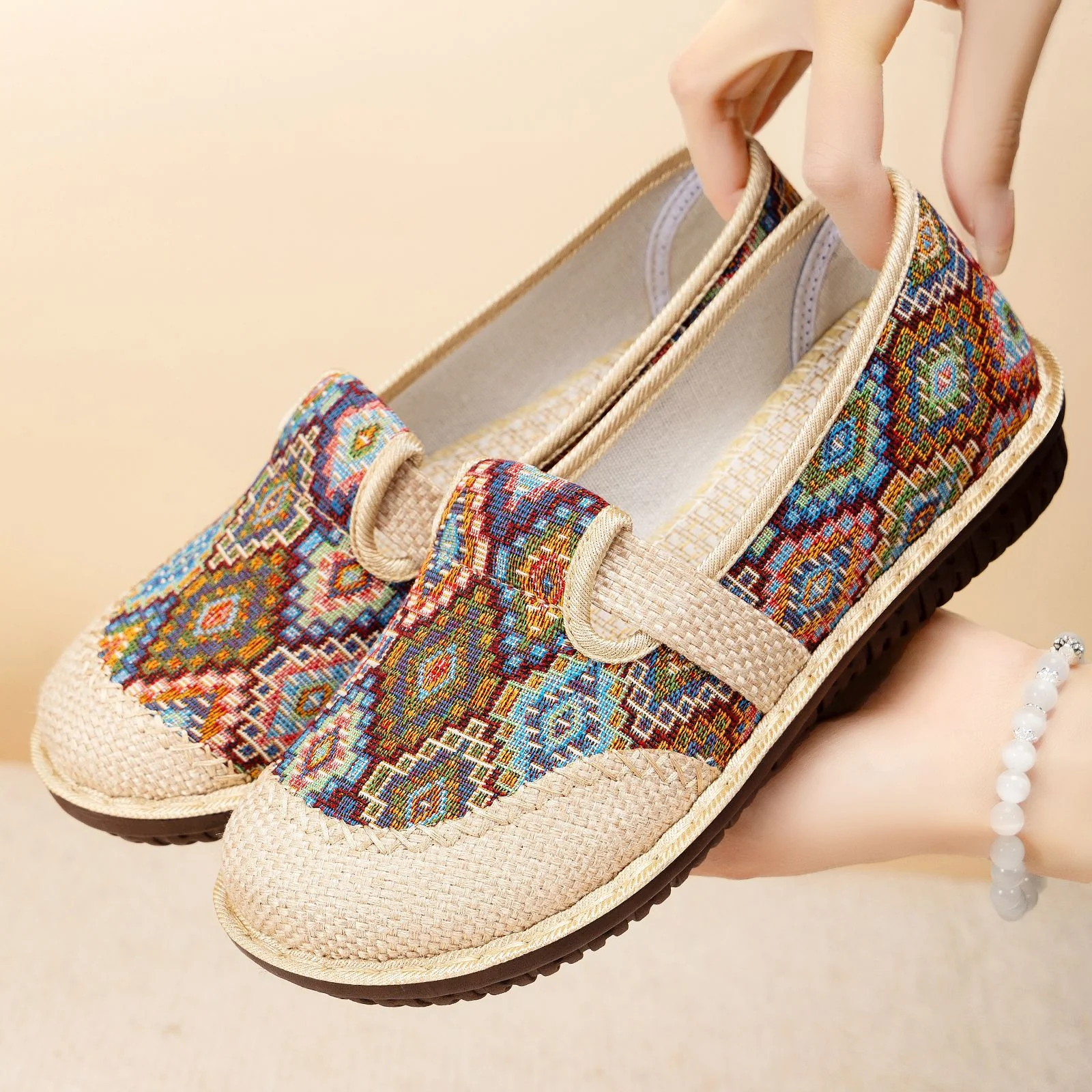 Damen Bequeme und modische Slipper mit buntem Muster Heidi Mode - Image 3