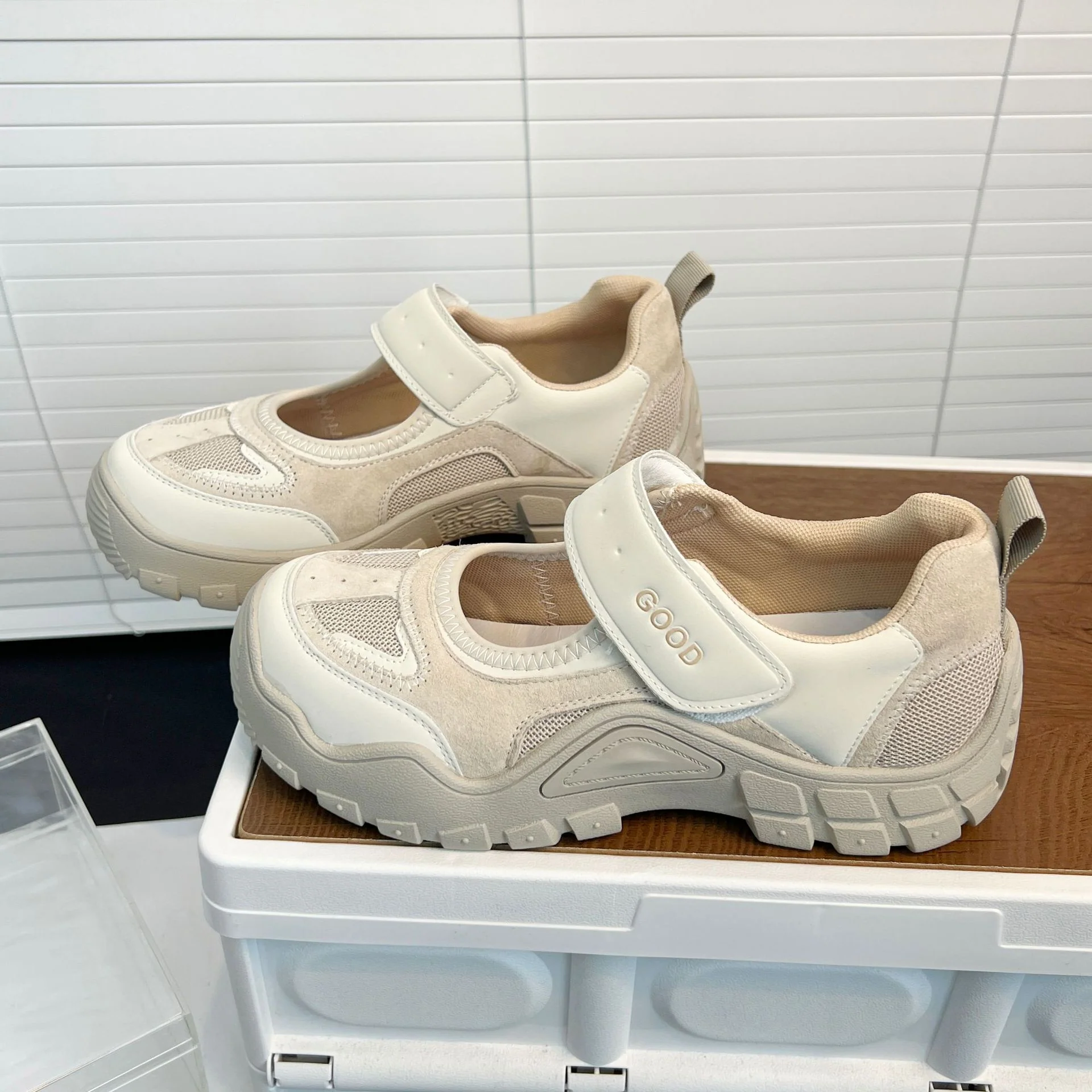 Damen Bequeme und stützende Sneakers mit Klettverschluss Heidi Mode - Image 3