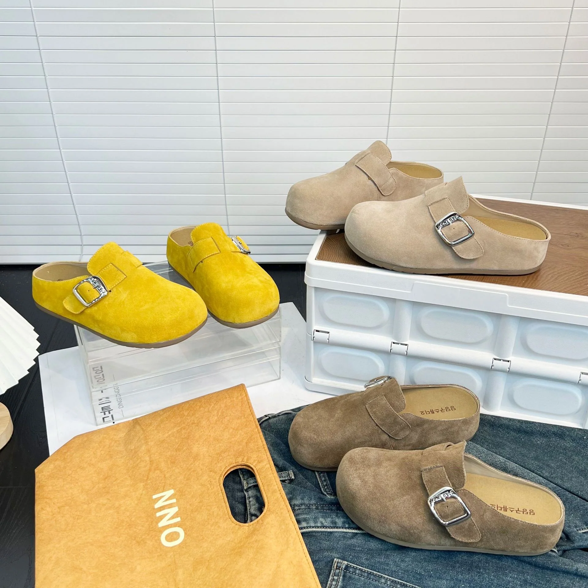 Damen Bequeme Wildleder-Clogs mit verstellbarem Riemen und ergonomischem Fußbett Heidi Mode - Image 4