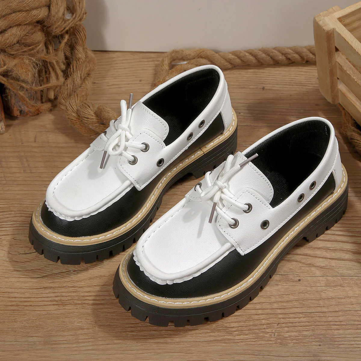 Damen Bootsschuhe mit robustem Sohlendesign und klassischem Schnürsystem Heidi Mode - Image 3