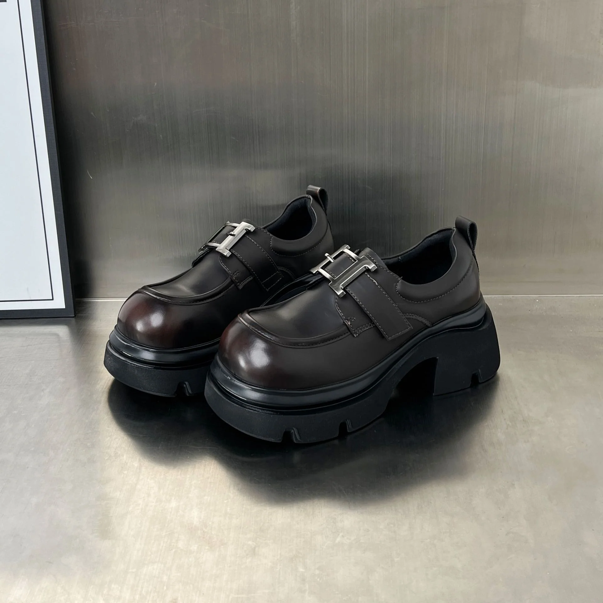 Damen Chunky Clogs mit modischer Schnallenverzierung und rutschfester Sohle Heidi Mode - Image 2
