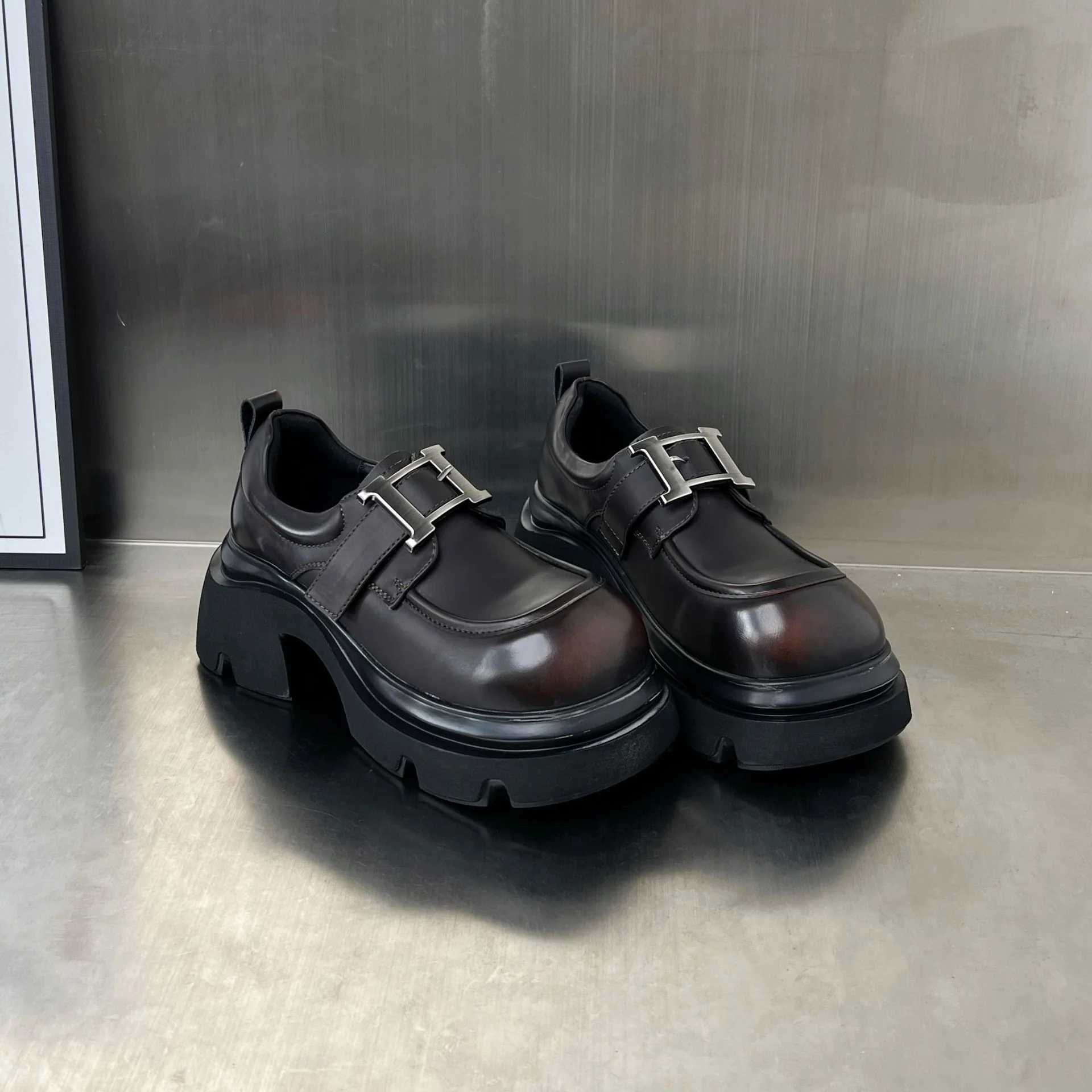 Damen Chunky Clogs mit modischer Schnallenverzierung und rutschfester Sohle Heidi Mode - Image 4