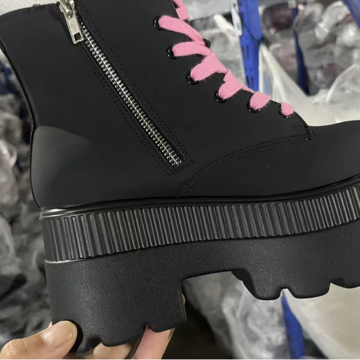 Damen Chunky Combat Boots mit lässigem Totenkopf-Design Heidi Mode - Image 3