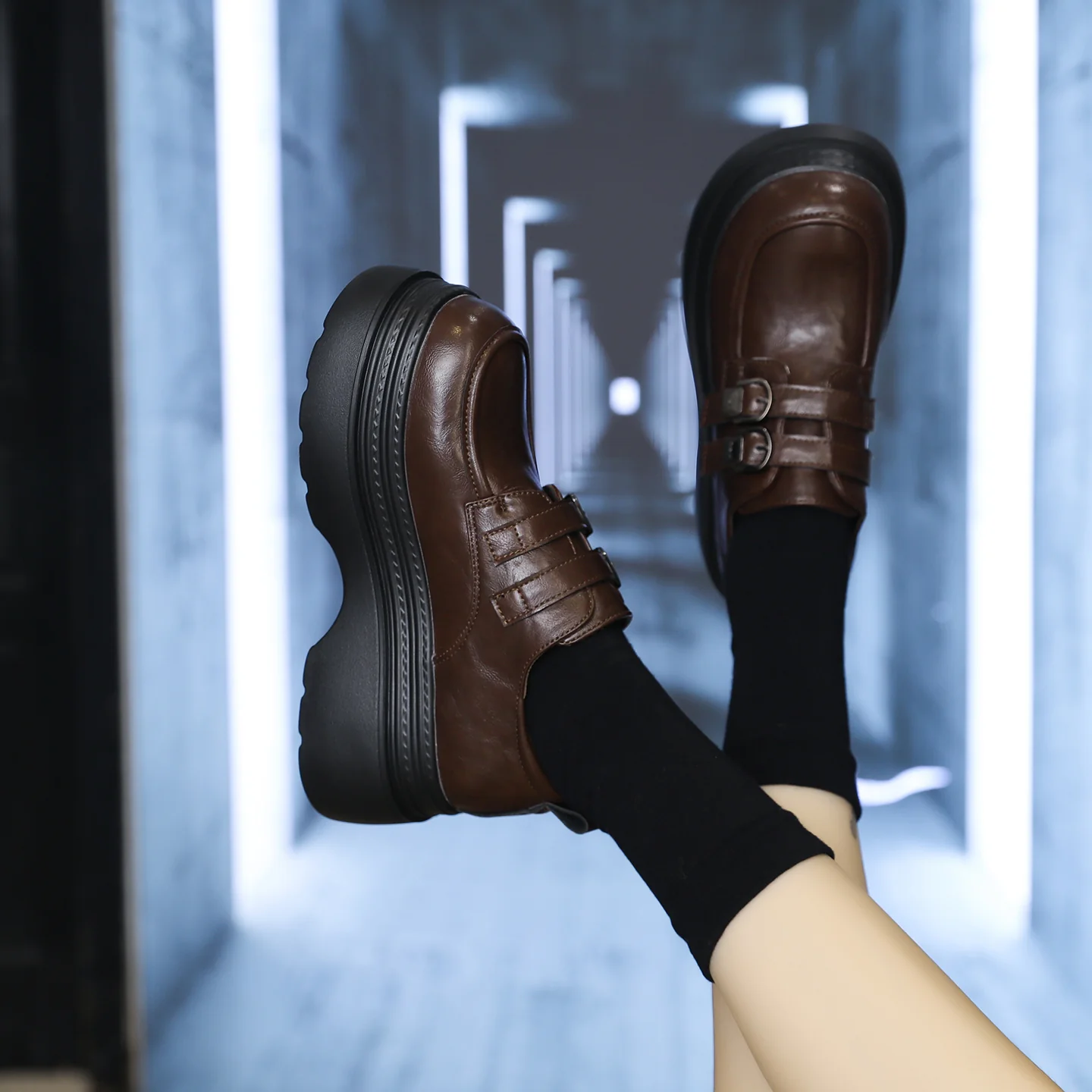 Damen Chunky Schnürschuhe mit modischem Riemen und hoher Sohle Heidi Mode - Image 3