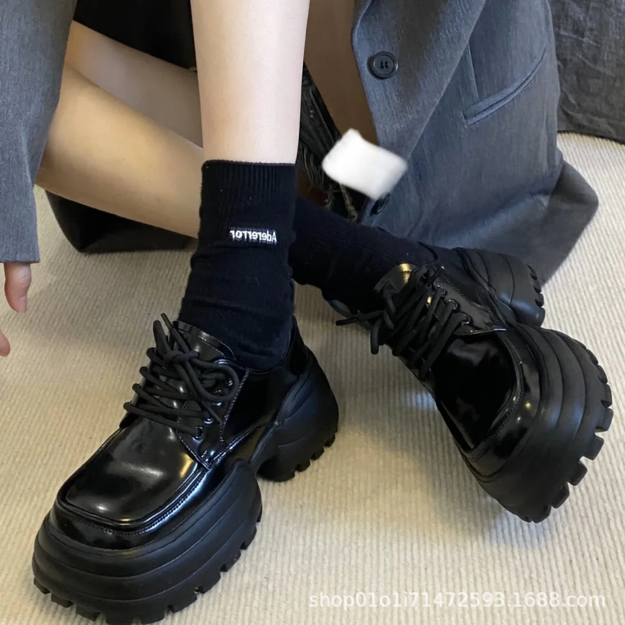 Damen Chunky Schnürschuhe mit robustem Profil und glänzender Oberflächenstruktur Heidi Mode - Image 4