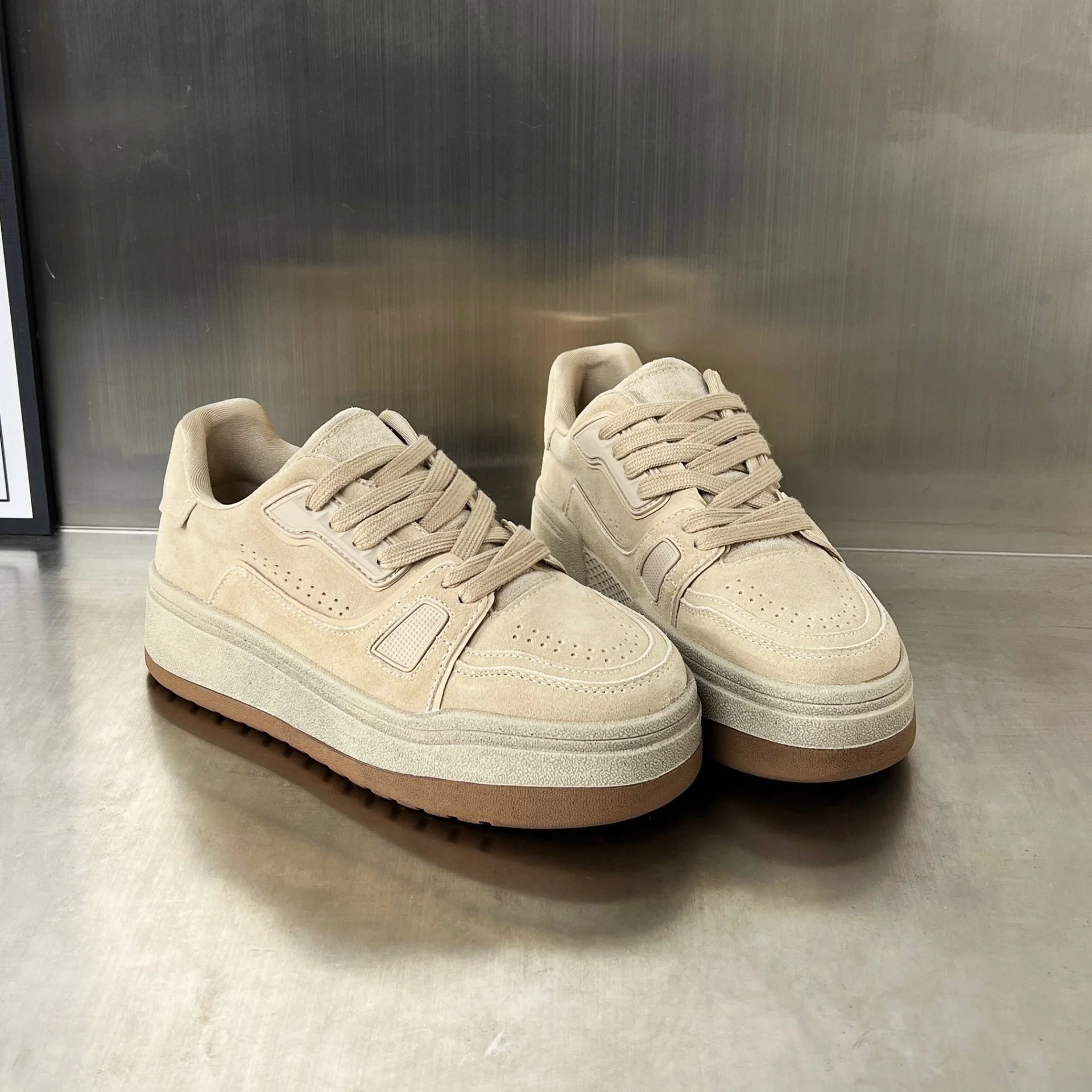 Damen Chunky Sneakers aus hochwertigem Wildleder mit bequemem Fußbett und rutschfester Sohle Heidi Mode - Image 4