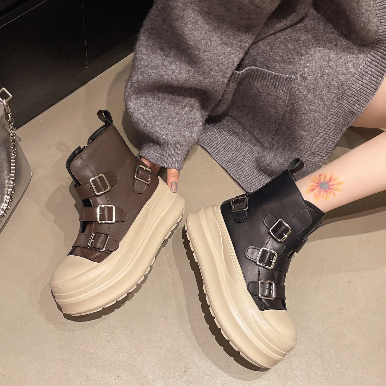 Damen Chunky Stiefel mit verstellbaren Schnallen und rutschfester Sohle Heidi Mode - Image 2
