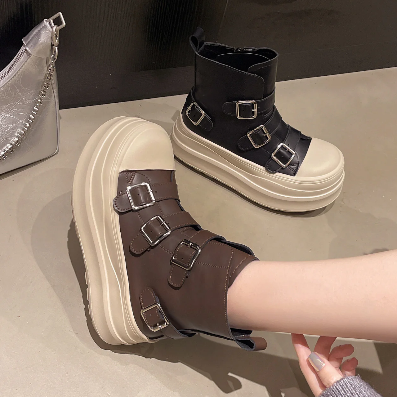 Damen Chunky Stiefel mit verstellbaren Schnallen und rutschfester Sohle Heidi Mode - Image 4