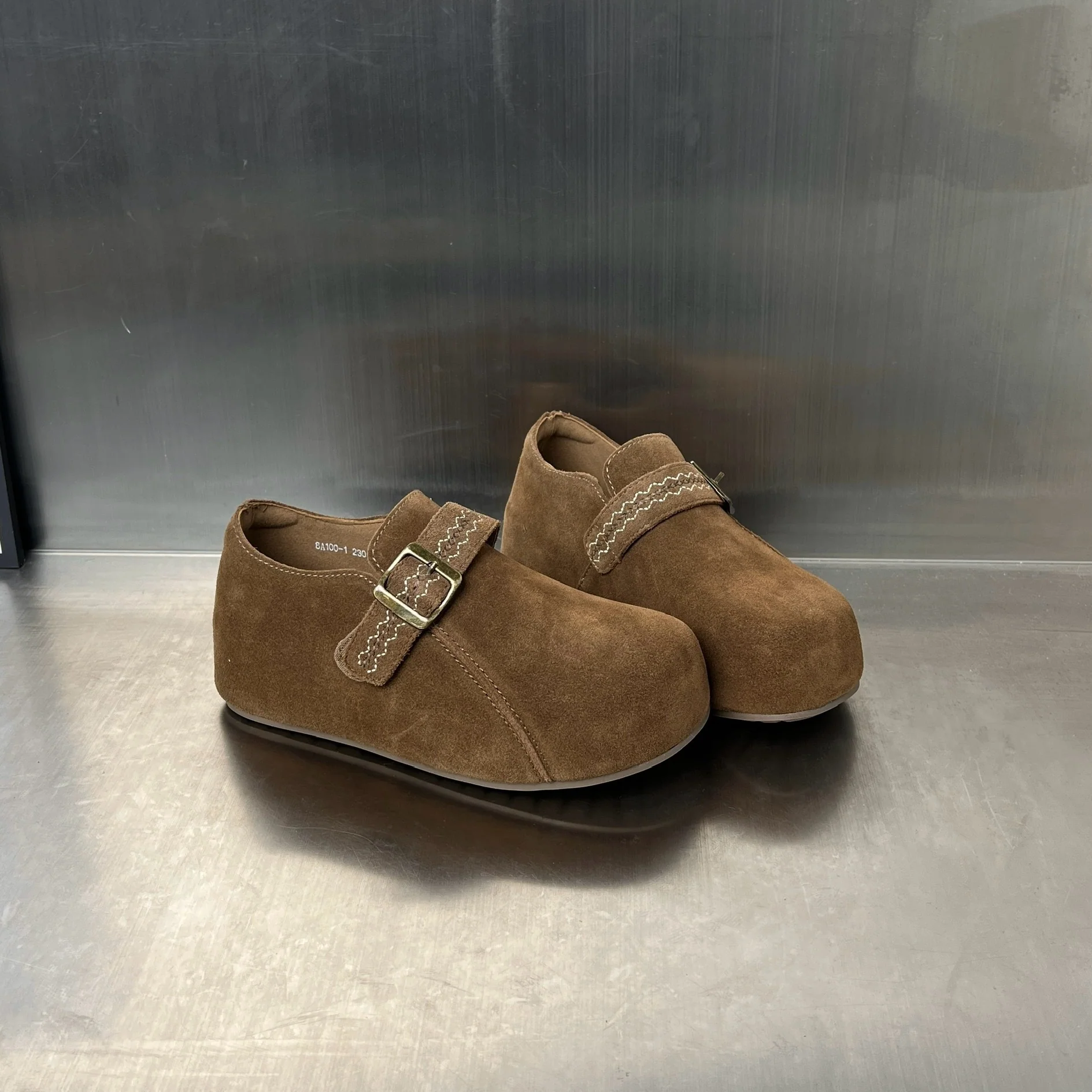 Damen Clogs aus hochwertigem Wildleder mit dekorativem Schnallenverschluss Heidi Mode - Image 4