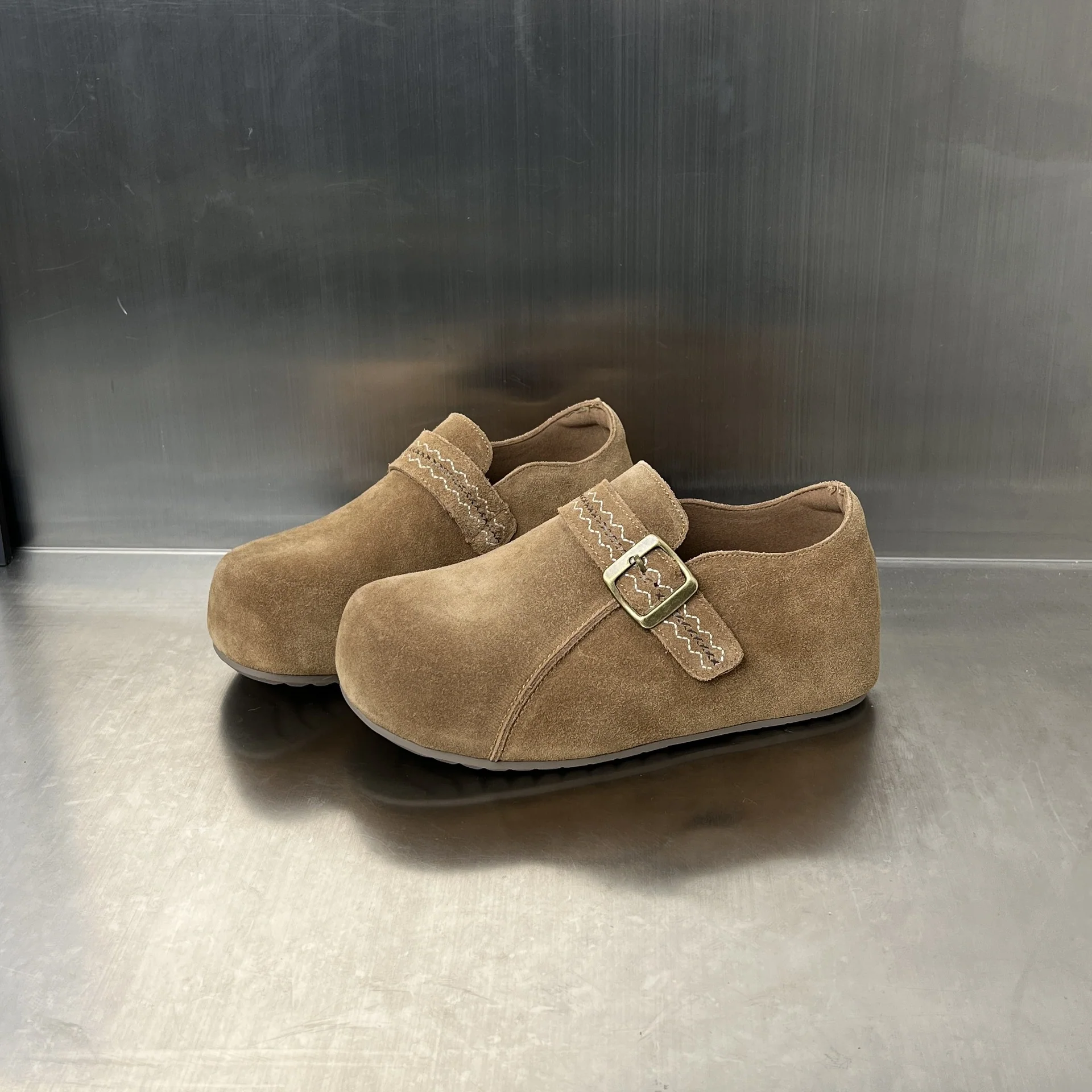 Damen Clogs aus hochwertigem Wildleder mit dekorativem Schnallenverschluss Heidi Mode - Image 7