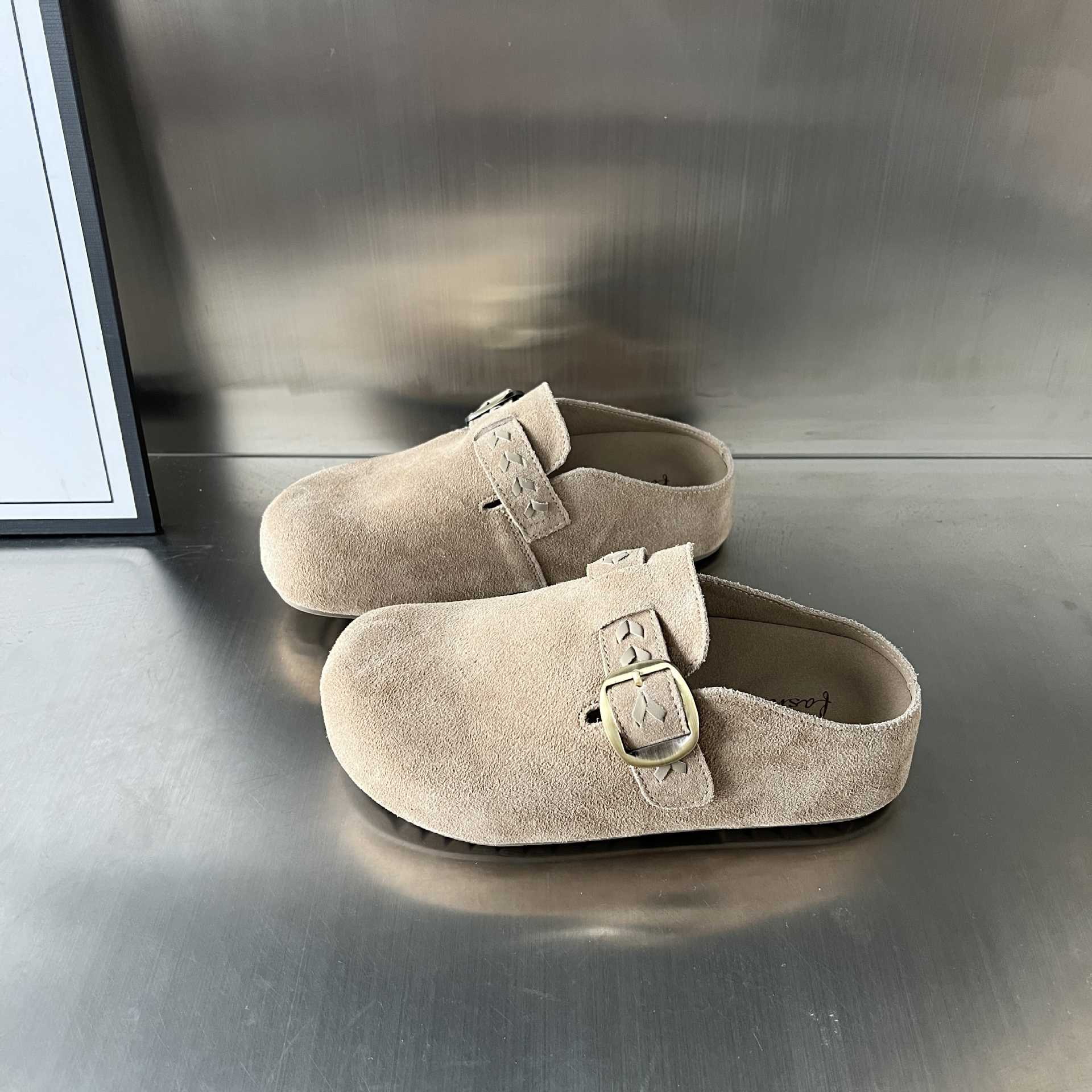 Damen Clogs aus hochwertigem Wildleder mit praktischer Schnallenverzierung Heidi Mode - Image 6