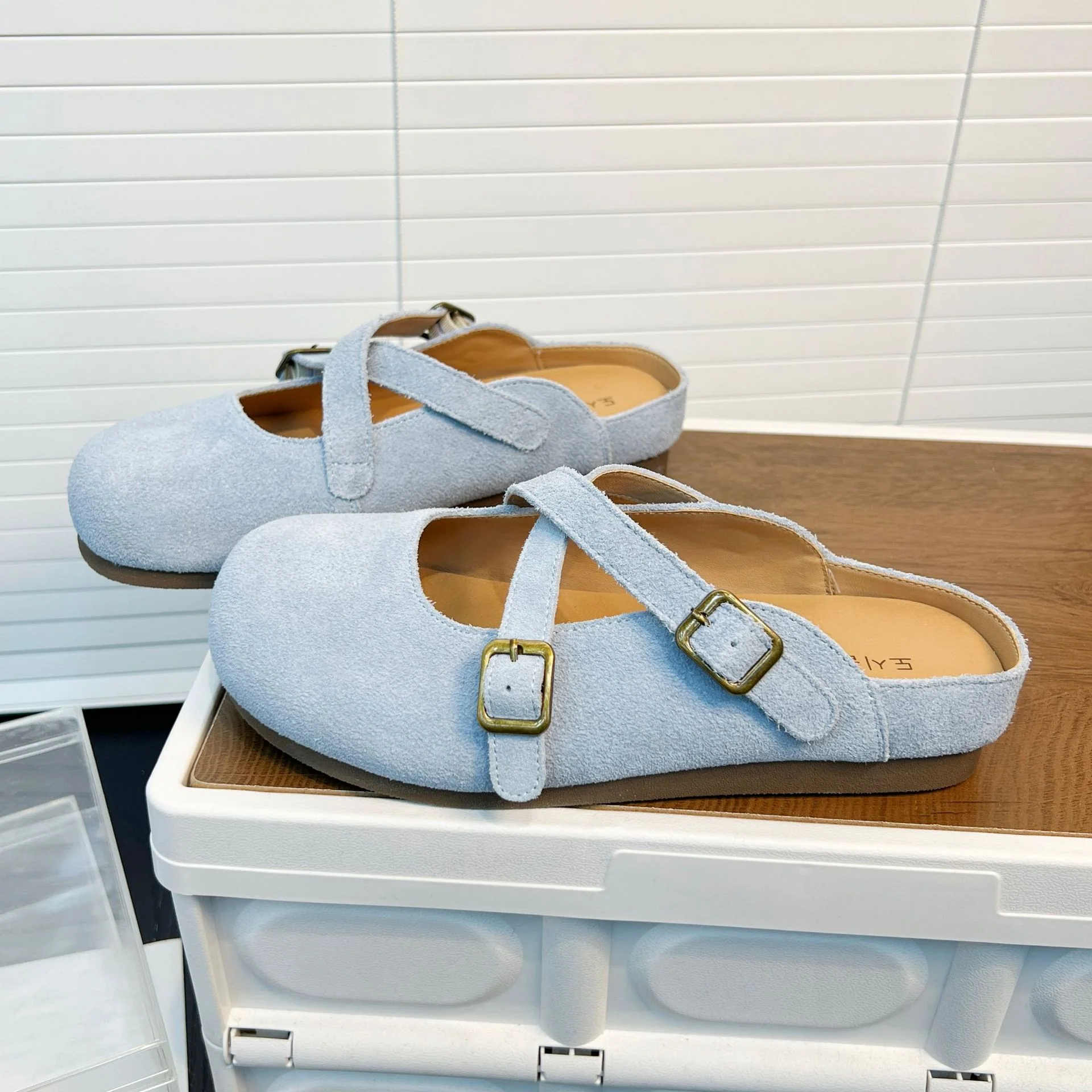 Damen Clogs mit elegantem Kreuzriemen und rutschfester Sohle Heidi Mode - Image 2