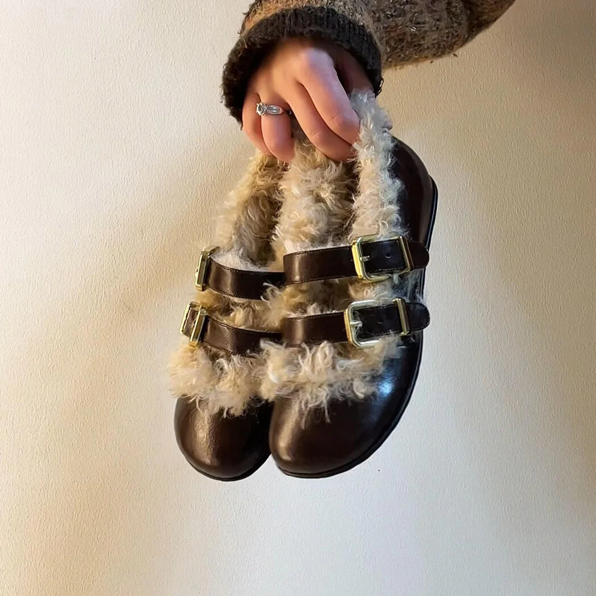 Damen Clogs mit kuscheligem Kunstfellkragen und modischen Schnallen Heidi Mode - Image 7