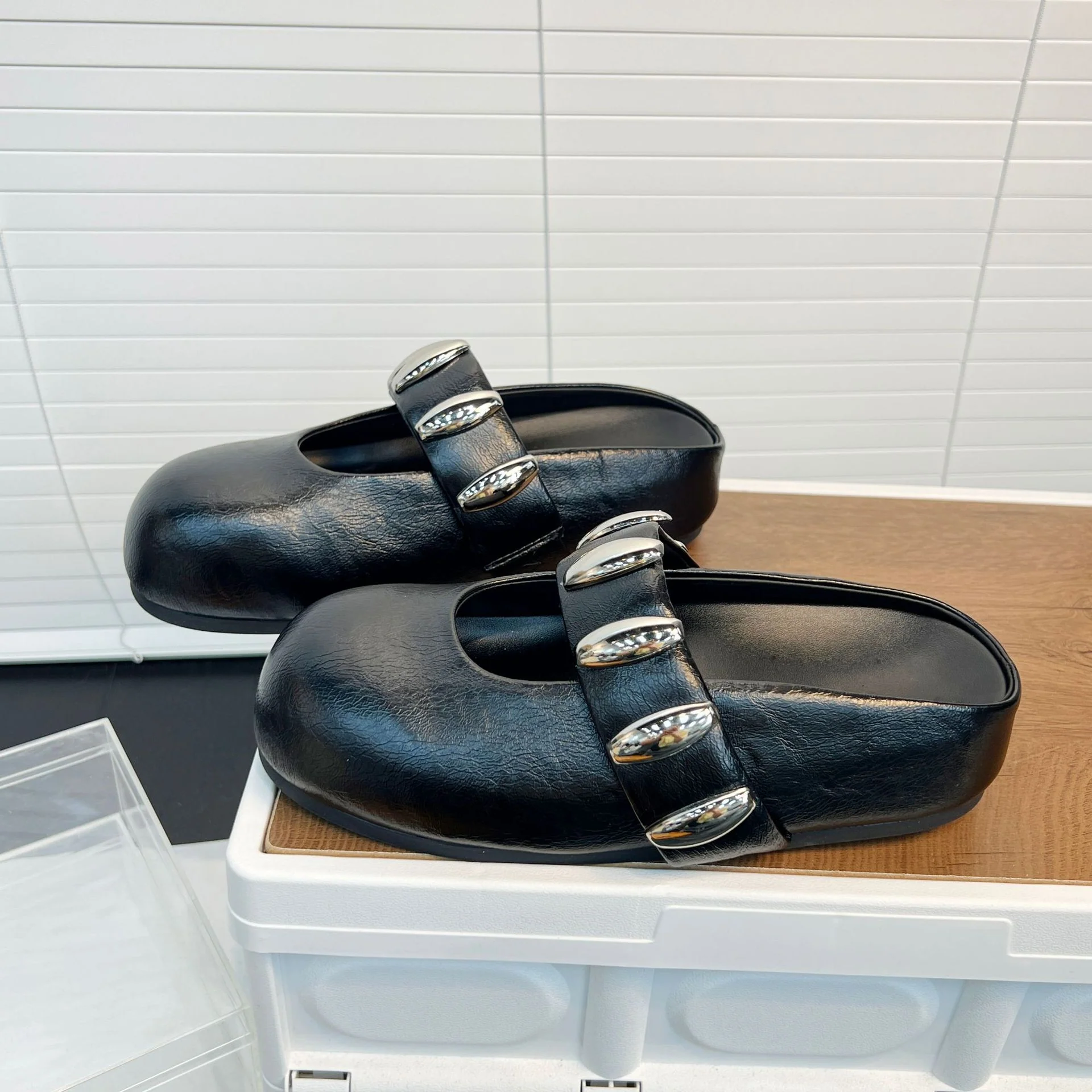 Damen Clogs mit modischem Riemen und dekorativen Schmuckdetails Heidi Mode - Image 2