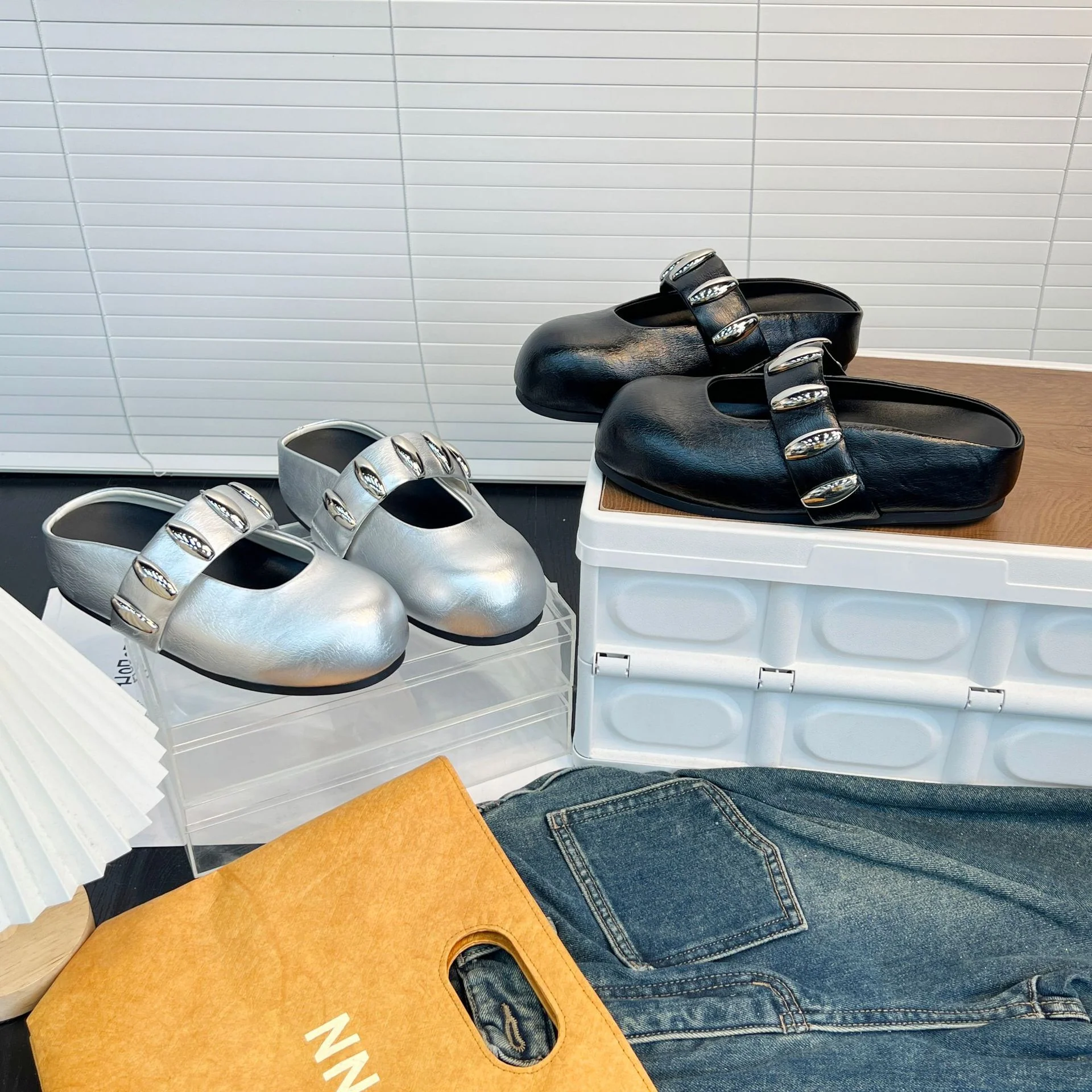 Damen Clogs mit modischem Riemen und dekorativen Schmuckdetails Heidi Mode - Image 3