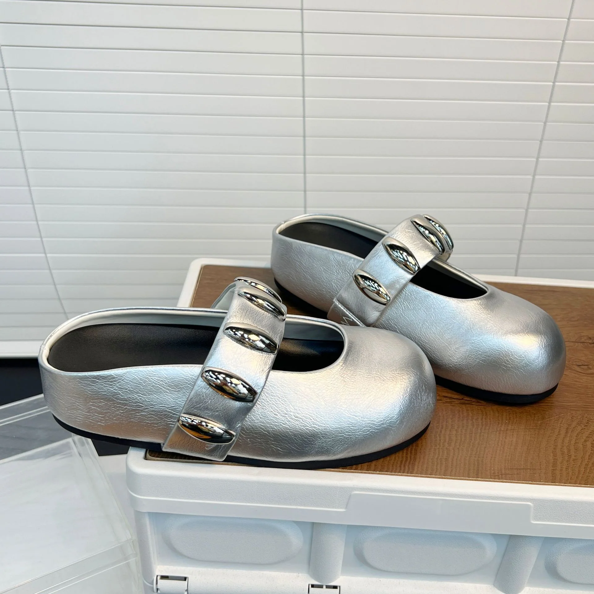 Damen Clogs mit modischem Riemen und dekorativen Schmuckdetails Heidi Mode - Image 4