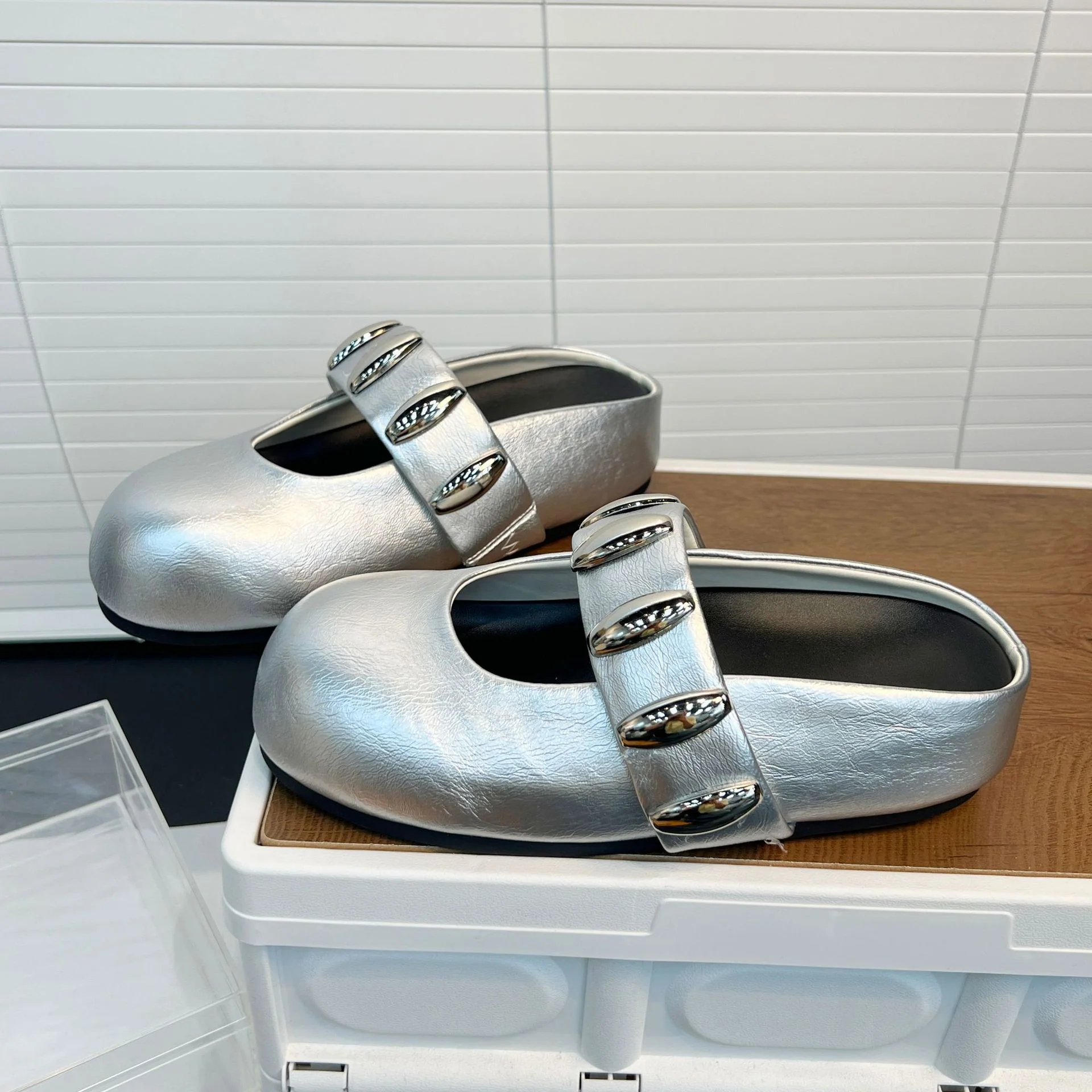 Damen Clogs mit modischem Riemen und dekorativen Schmuckdetails Heidi Mode - Image 6