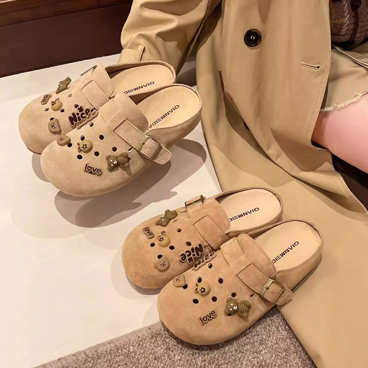 Damen Clogs mit modischem Riemendesign und verspieltem Dekor Heidi Mode