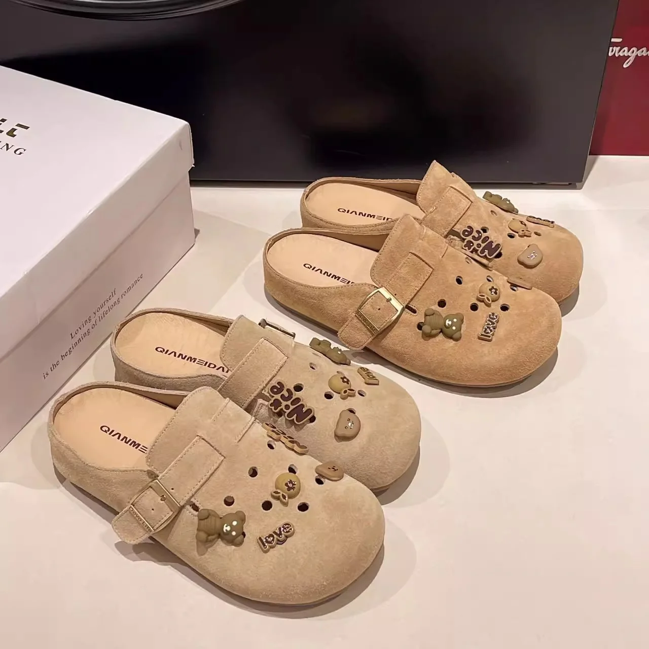 Damen Clogs mit modischem Riemendesign und verspieltem Dekor Heidi Mode - Image 3