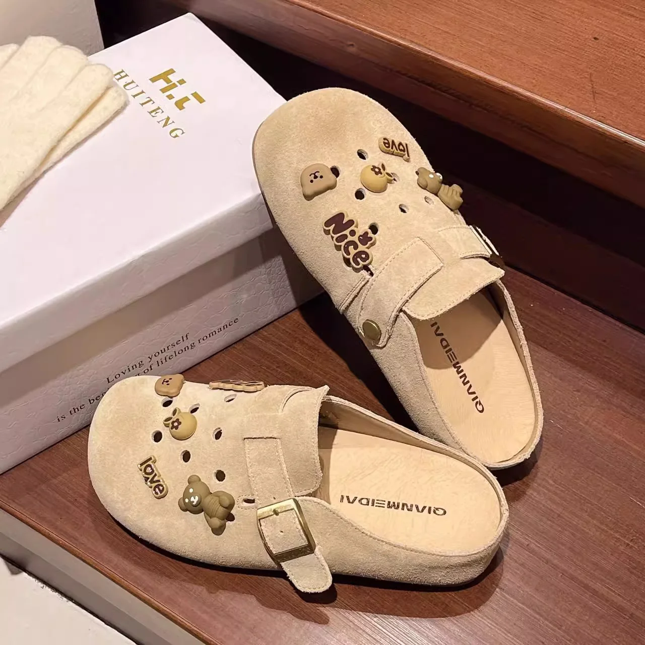 Damen Clogs mit modischem Riemendesign und verspieltem Dekor Heidi Mode - Image 4