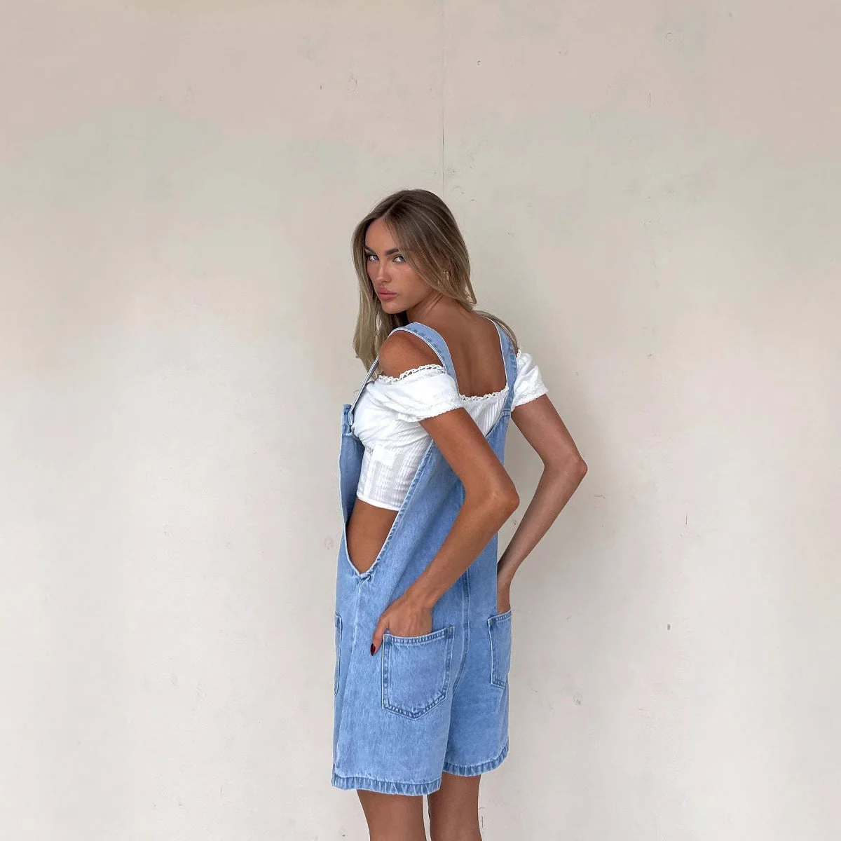 Damen Denim-Latzhose mit Praktischen Taschen und Knöpfbarem Design Heidi-Mode - Image 2