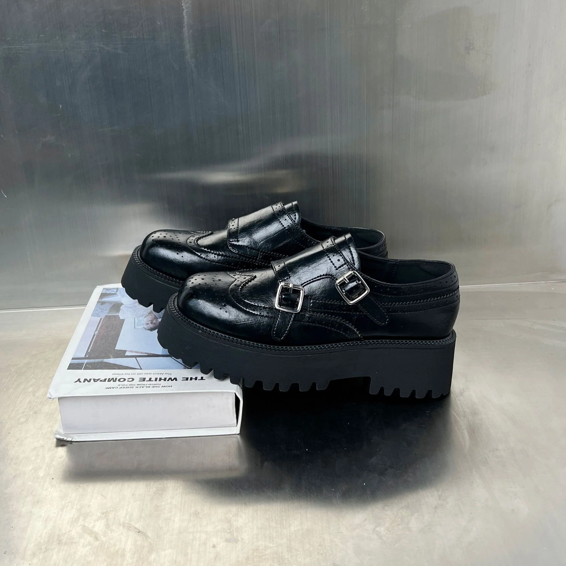 Damen Dual-Buckle Schnürschuhe mit robuster Profilsohle und eleganten Brogue-Mustern Heidi Mode - Image 2