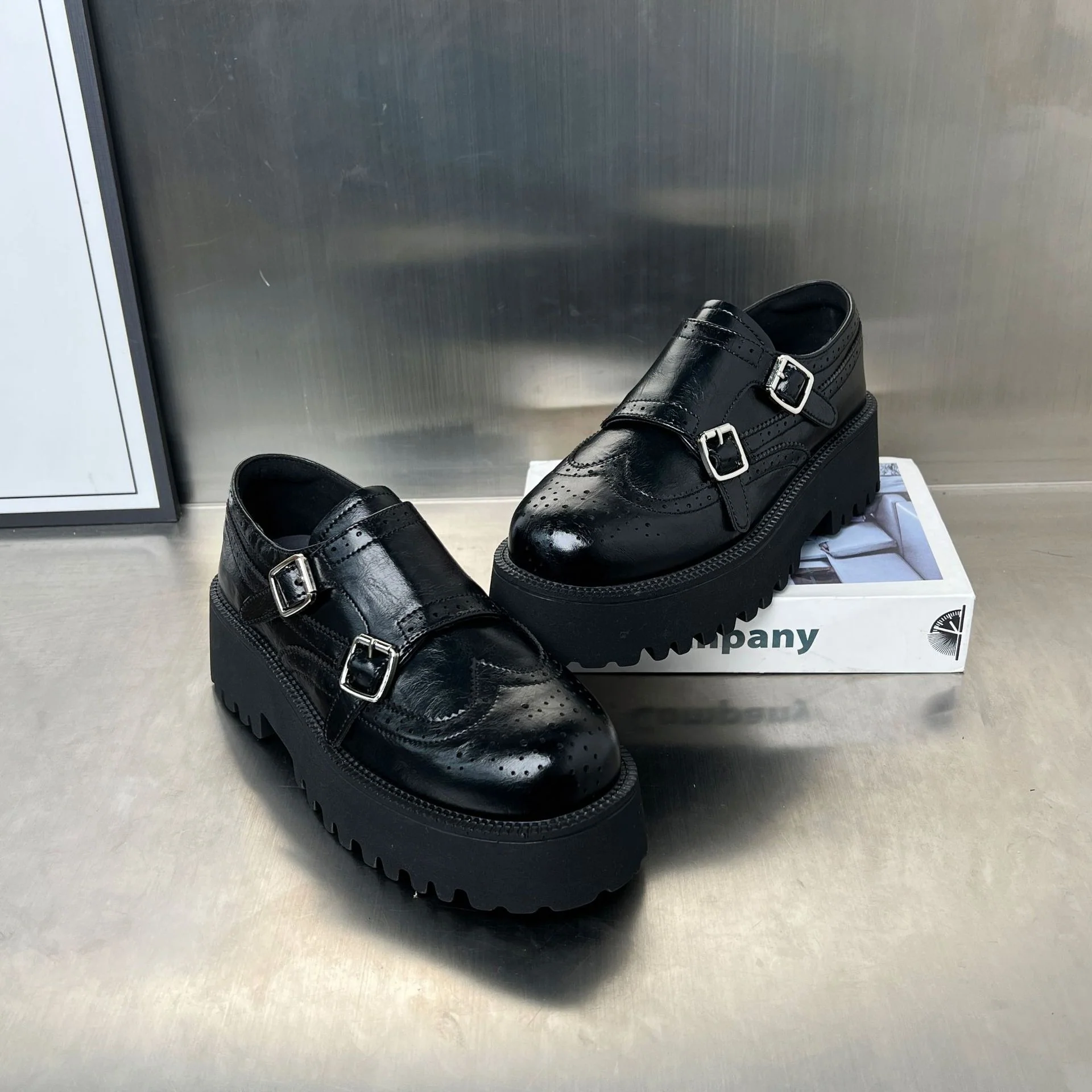 Damen Dual-Buckle Schnürschuhe mit robuster Profilsohle und eleganten Brogue-Mustern Heidi Mode - Image 4