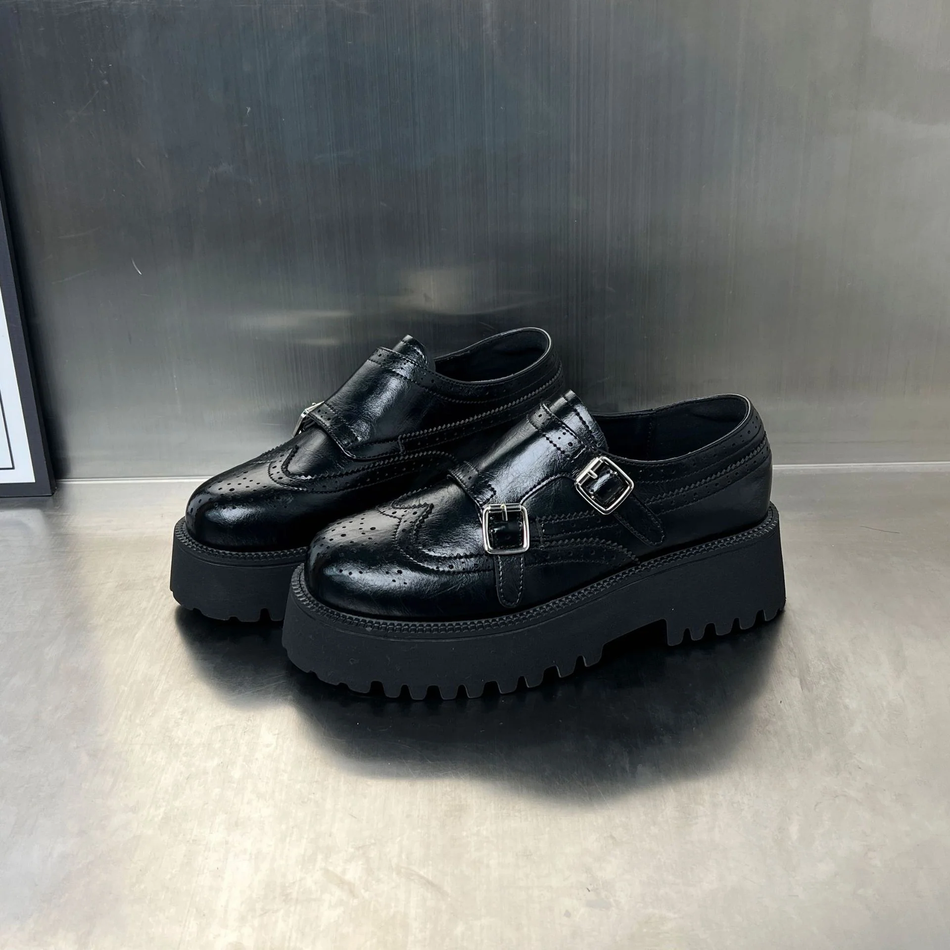Damen Dual-Buckle Schnürschuhe mit robuster Profilsohle und eleganten Brogue-Mustern Heidi Mode - Image 6
