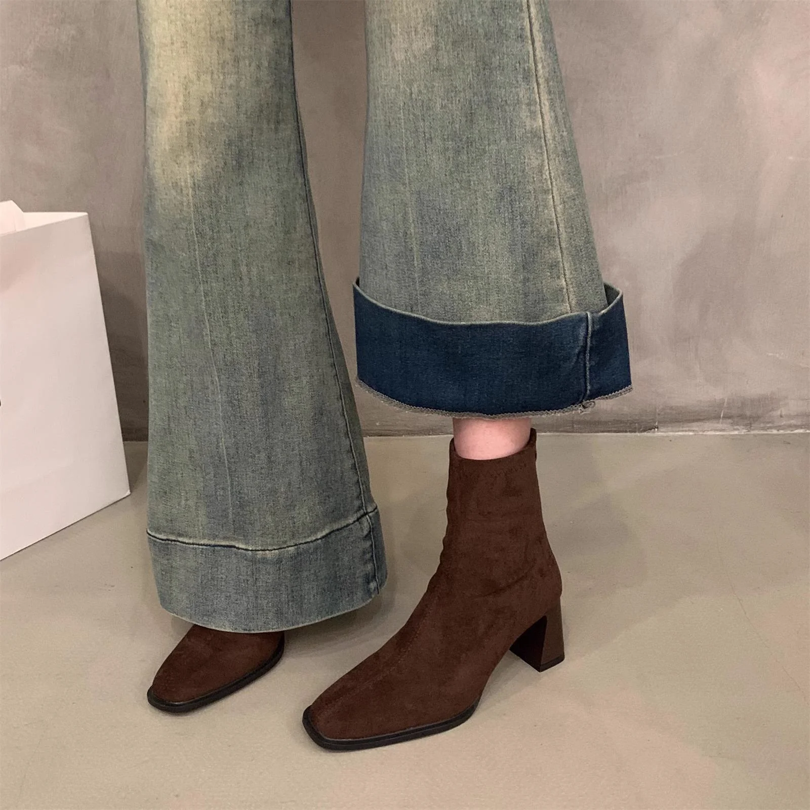 Damen Elegante Ankle Boots mit Hochwertigem Veloursleder und Robuster Blockabsatz Heidi Mode