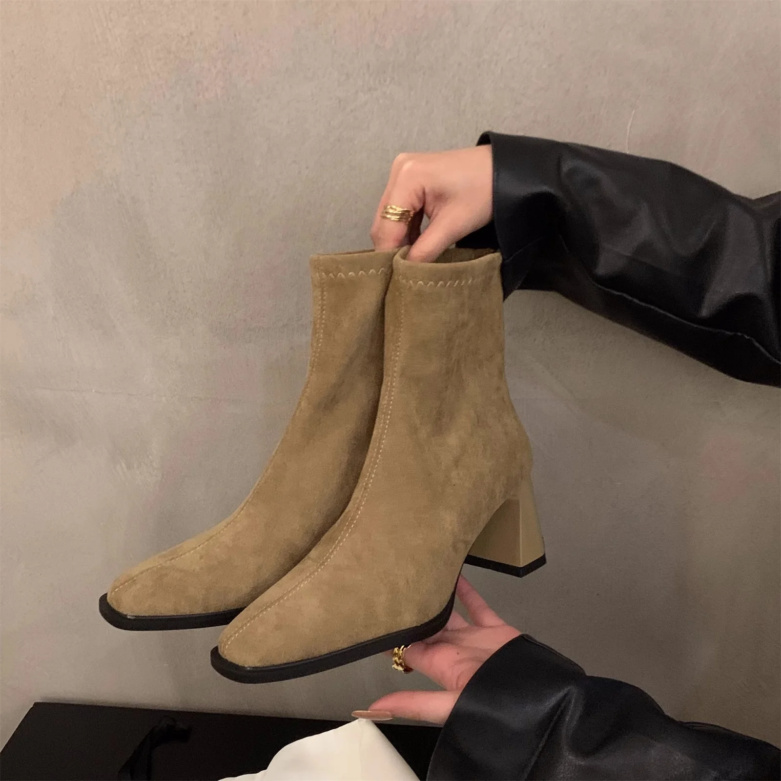 Damen Elegante Ankle Boots mit Hochwertigem Veloursleder und Robuster Blockabsatz Heidi Mode - Image 6